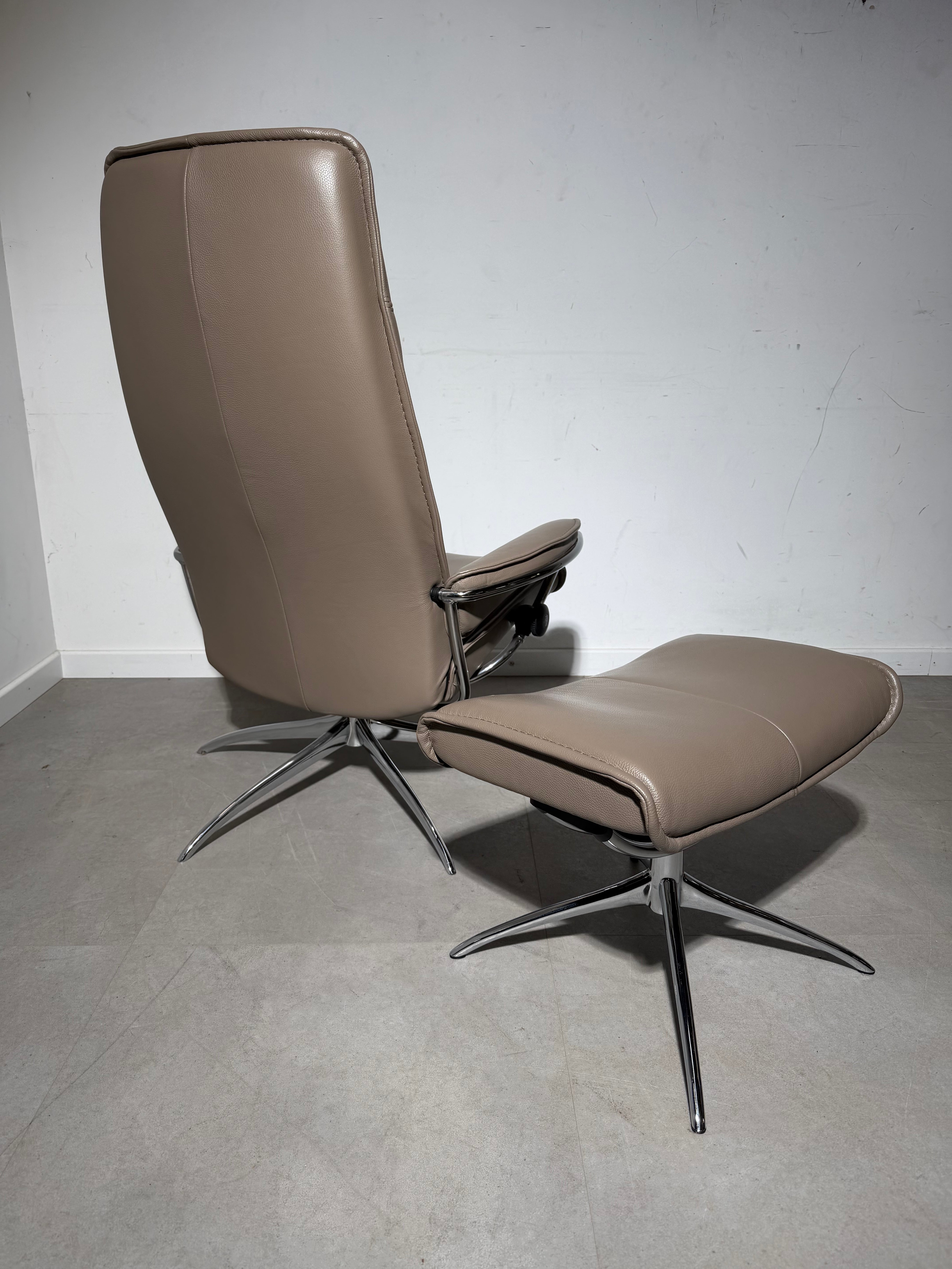 Fauteuil inclinable Stressless City à dossier haut avec repose-pieds