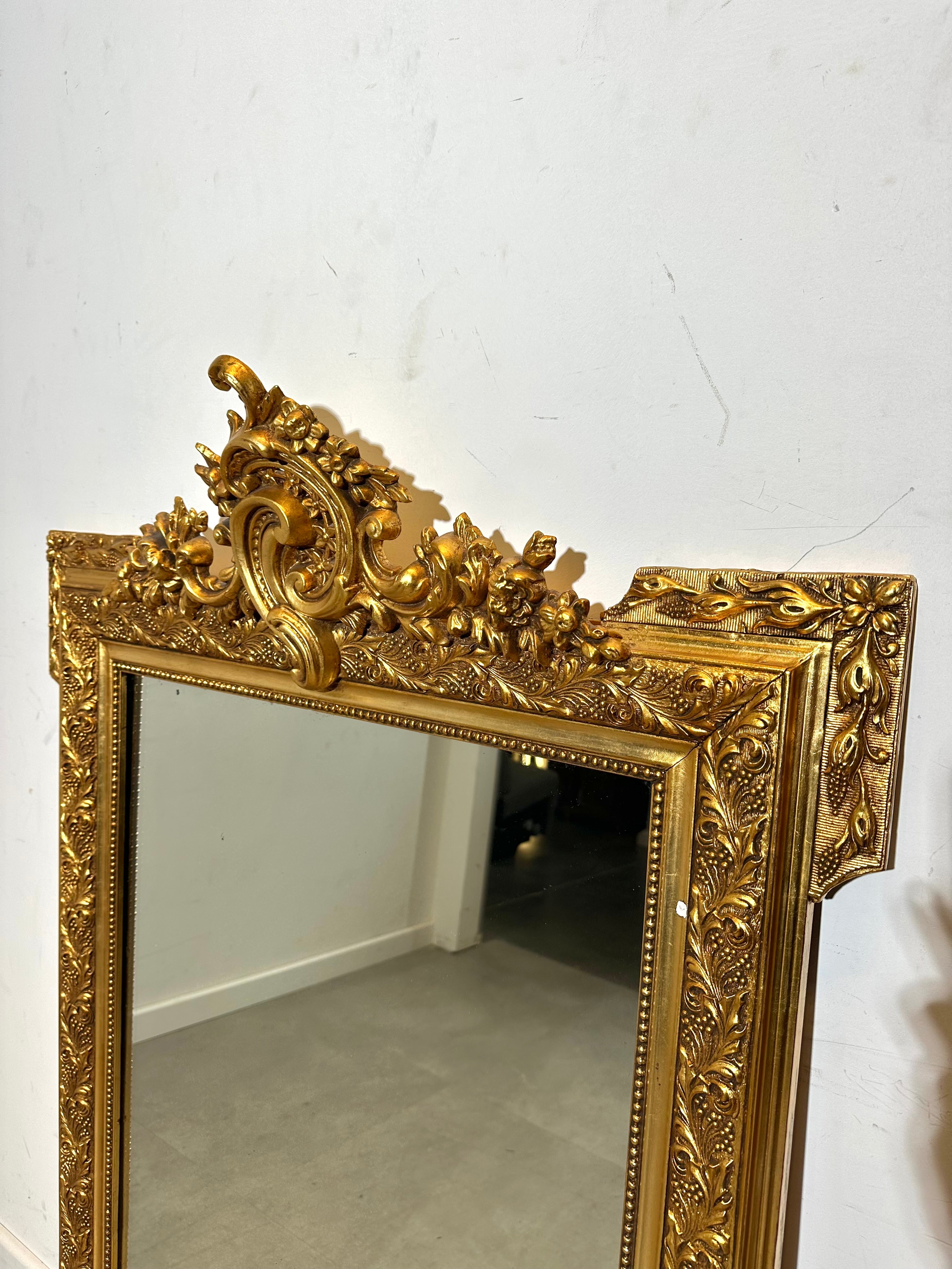 Miroir ancien doré à cadre orné