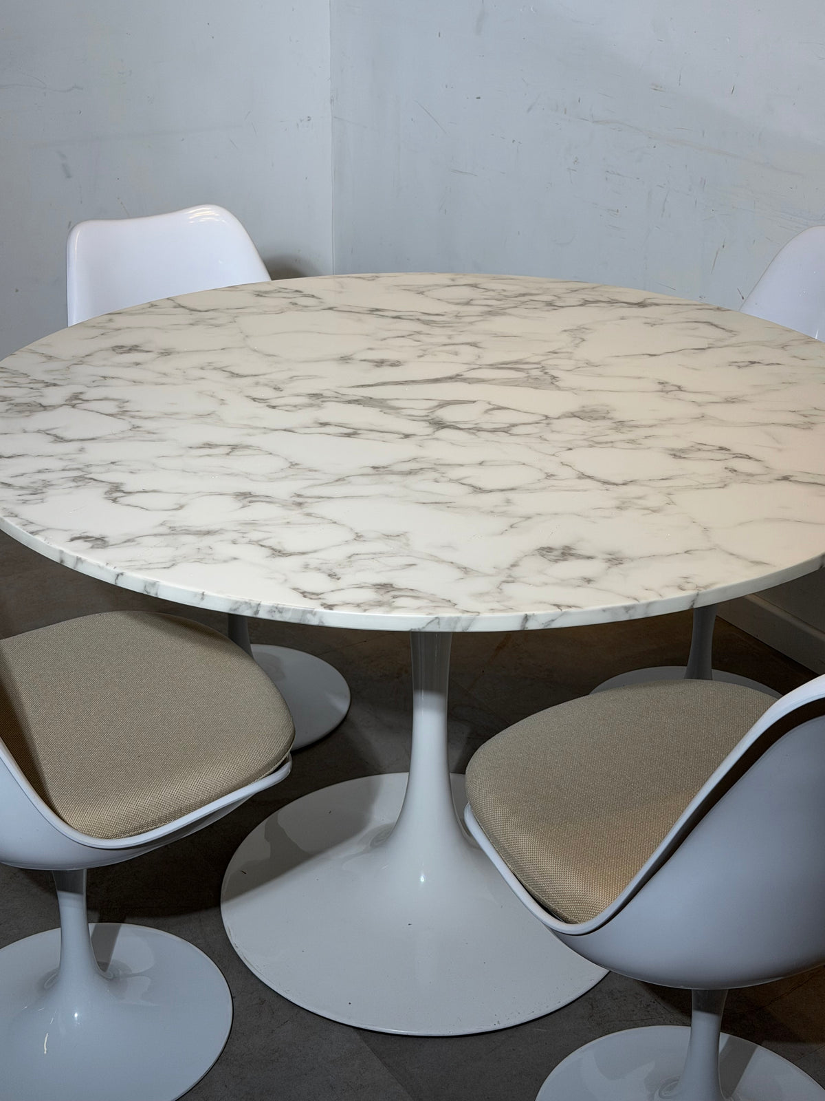 Table à manger Tulip en marbre avec 4 chaises – Ø120 cm