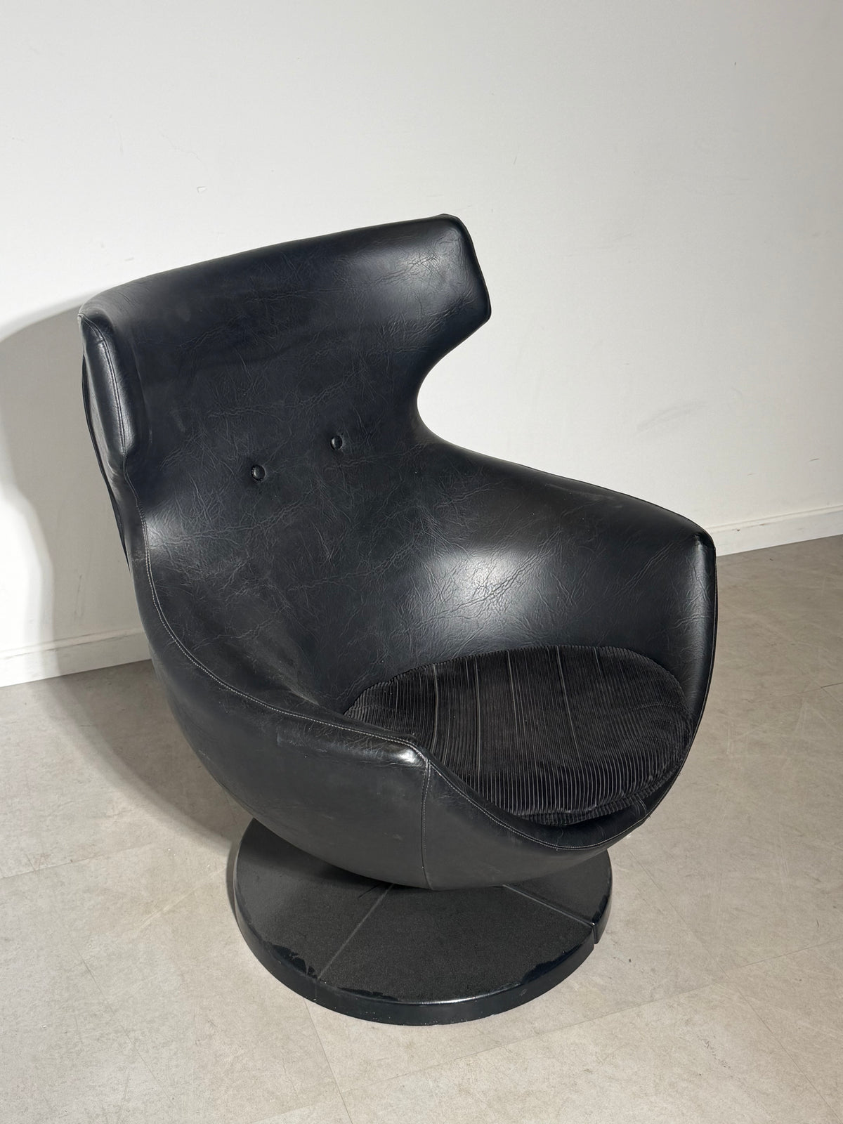Jupiter Swivel Lounge Chair by Pierre Guariche for Meurop – Black