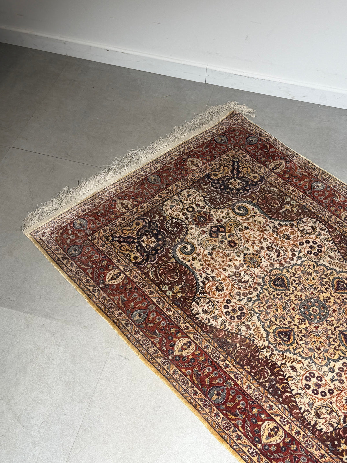 Silk Rug with Floral Medallion – 155 × 93 cm