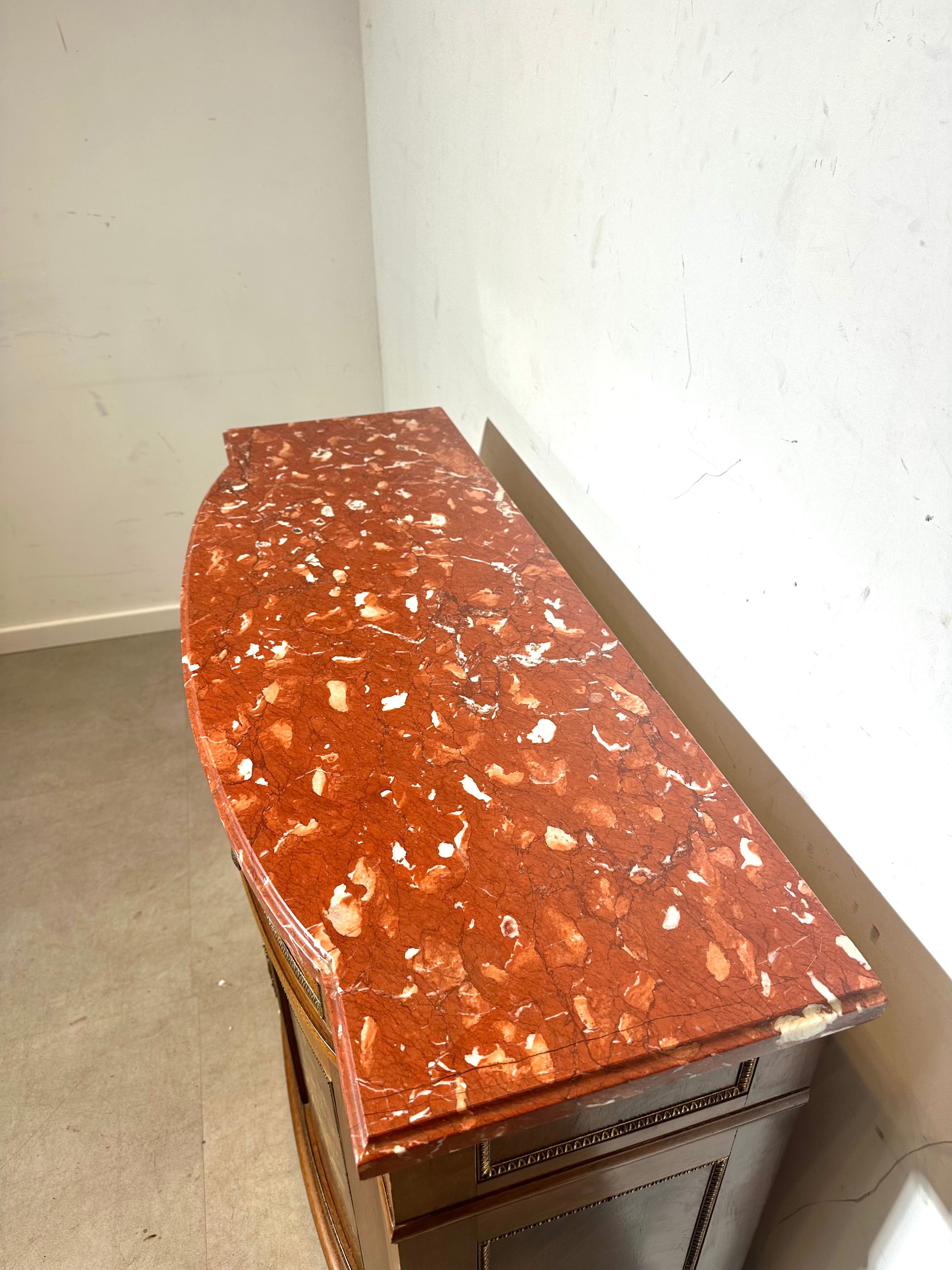 Armoire ancienne peinte à la main