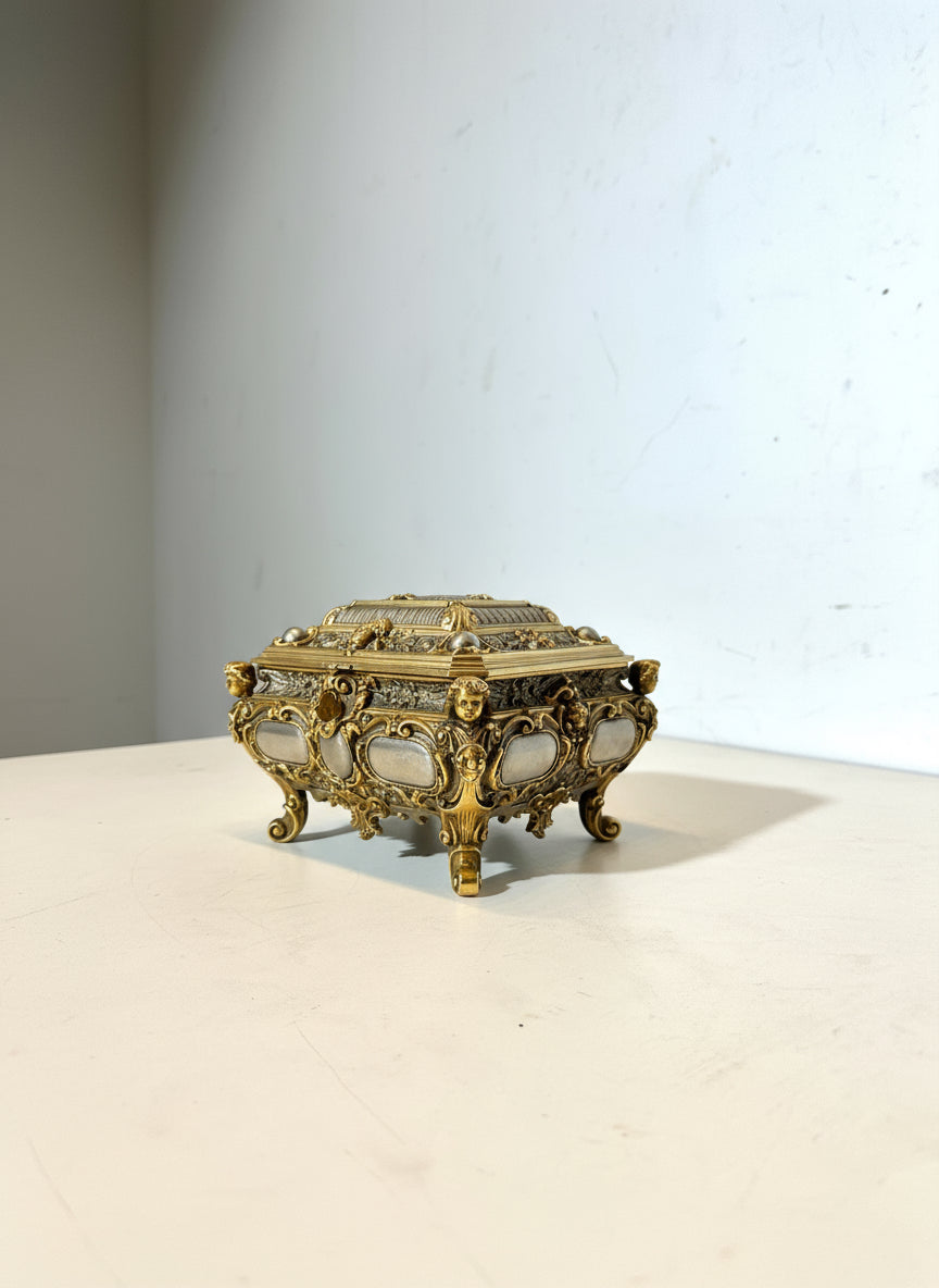 Boîte à bijoux ancienne ornée – Bronze doré et doublure en velours