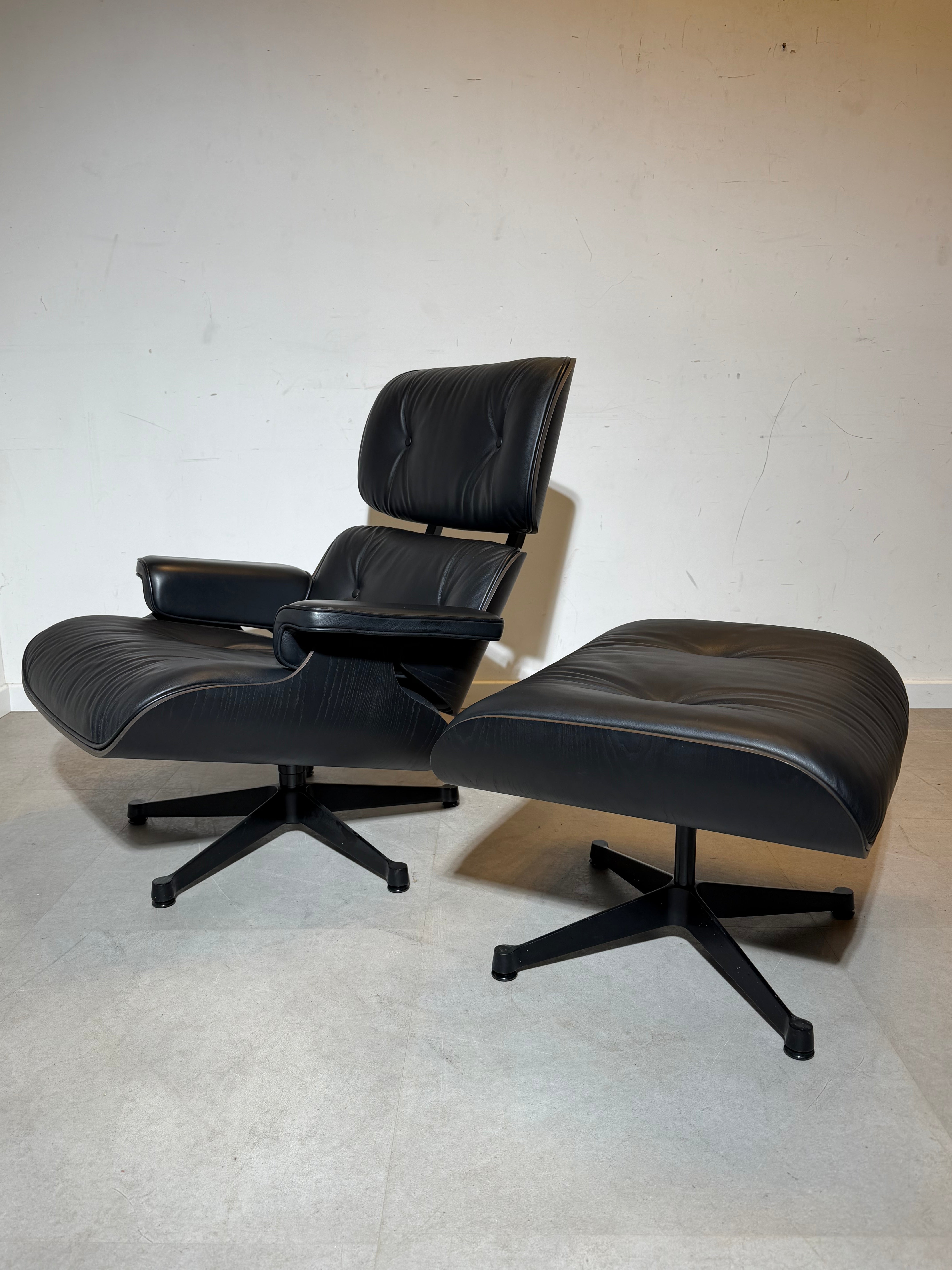 Fauteuil lounge Vitra Eames XL avec repose-pieds, entièrement noir.