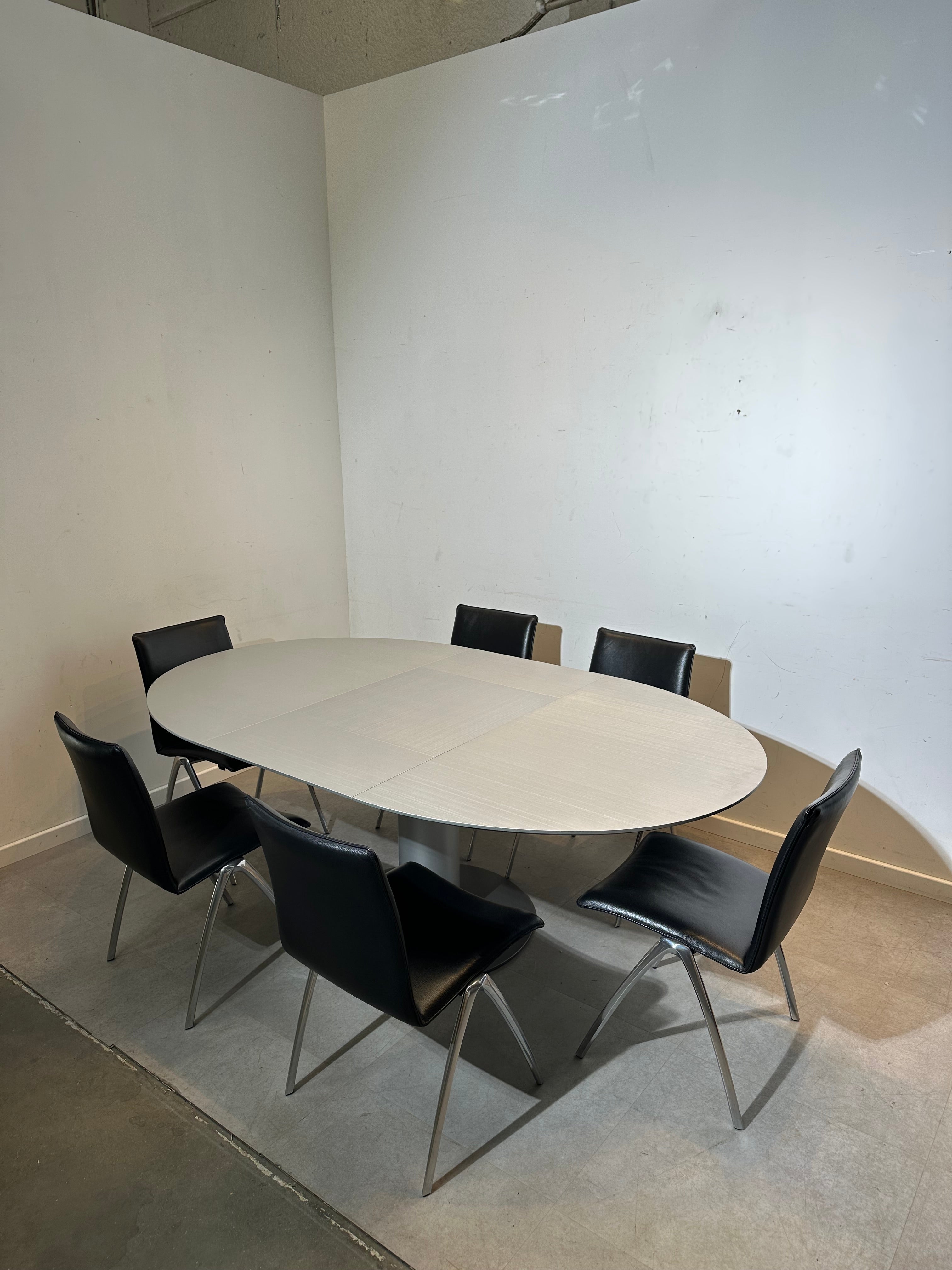 Leolux Extendable Dining Table "Calbuco"