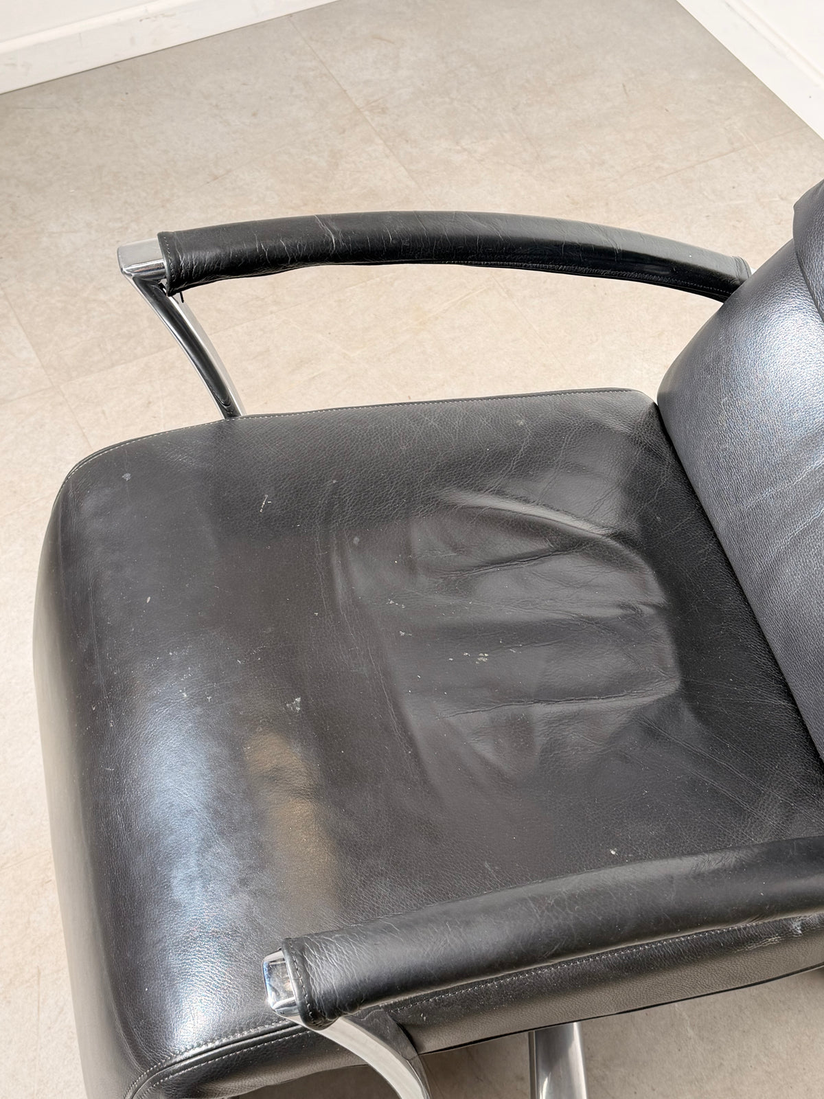 Durlet Black Leather Swivel Lounge Chair