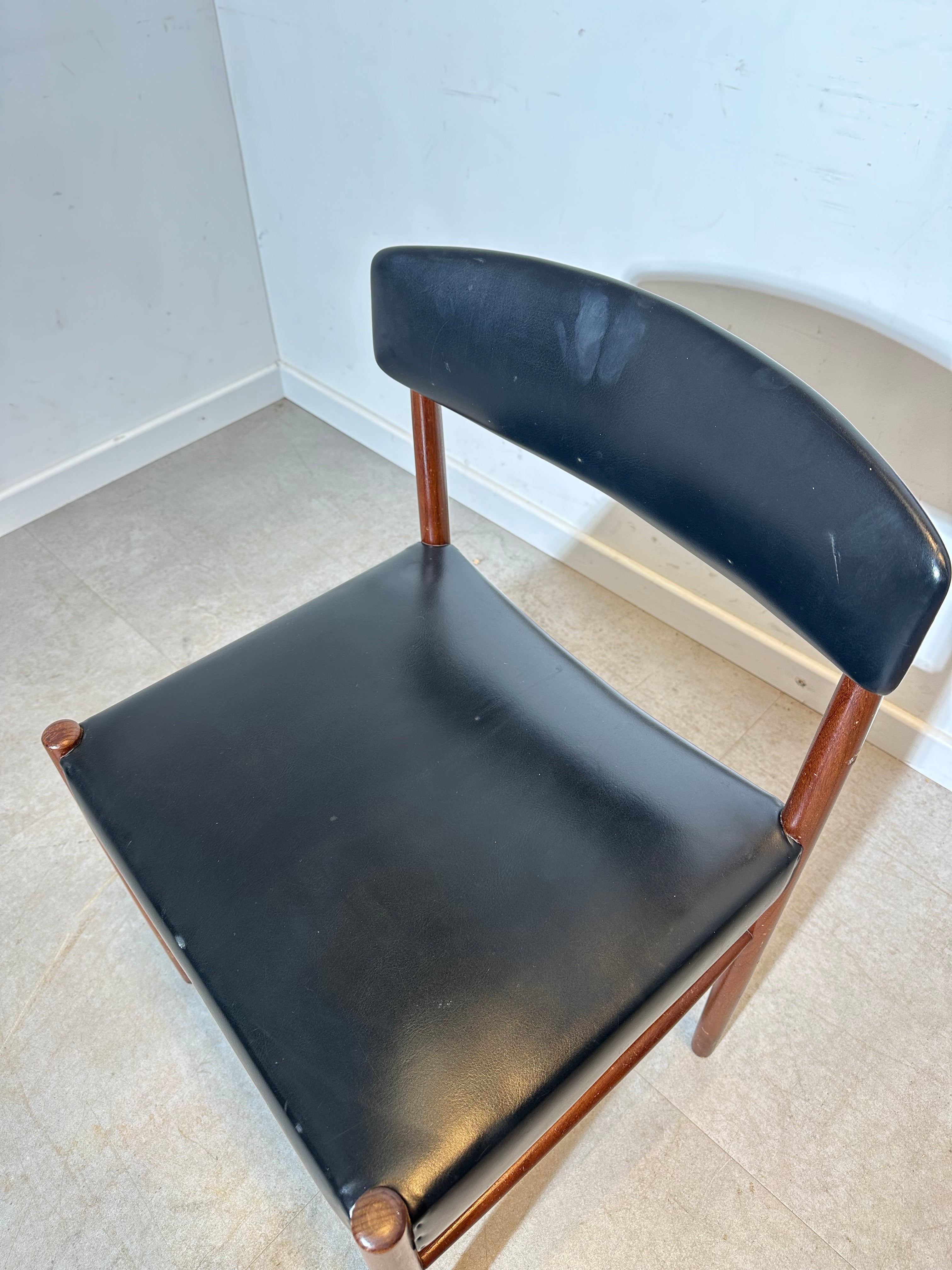 Ensemble de 4 chaises de salle à manger vintage skai