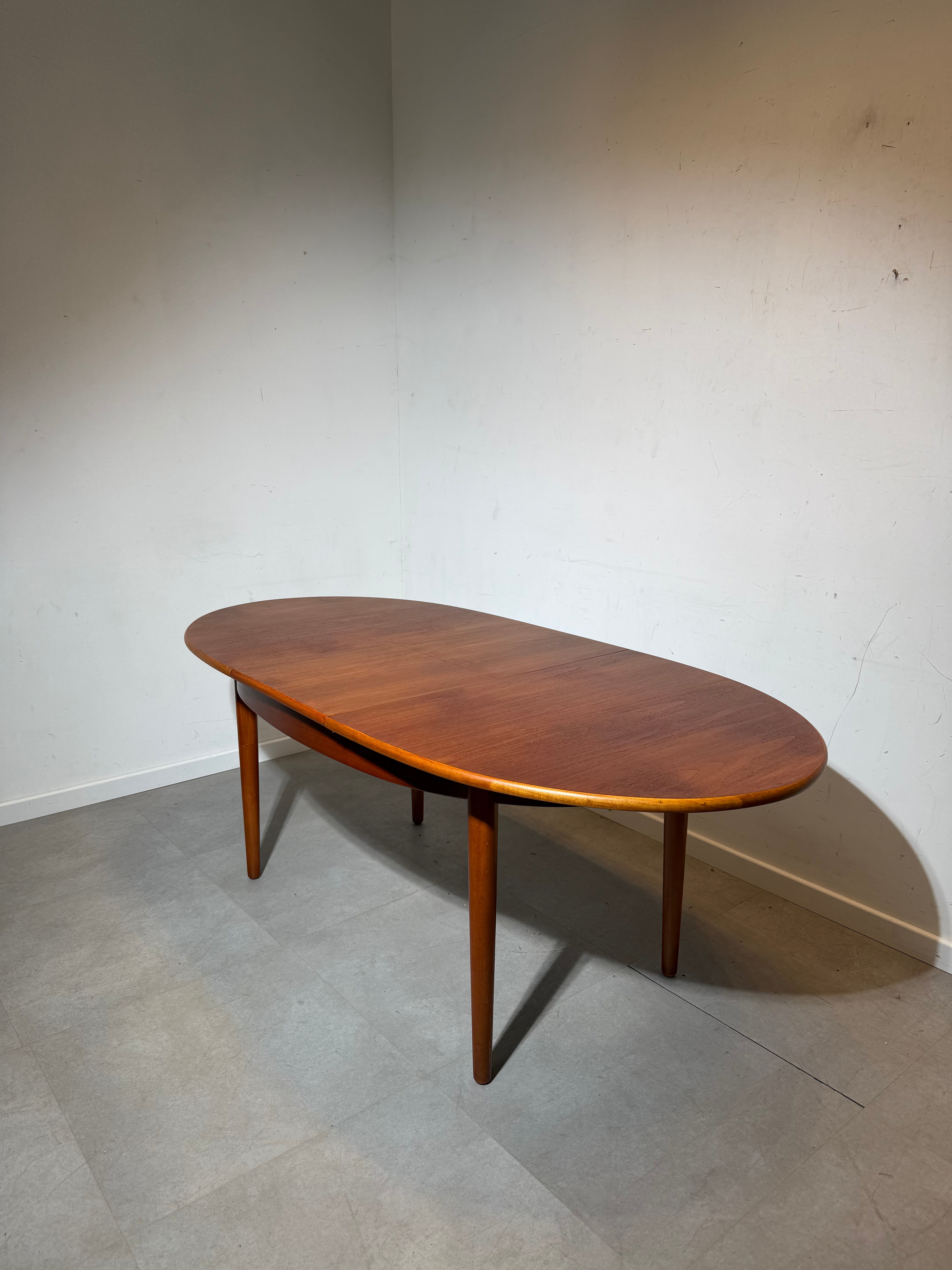 Vintage Oval Extendable Teak Dining Table – Mid-Century Modern