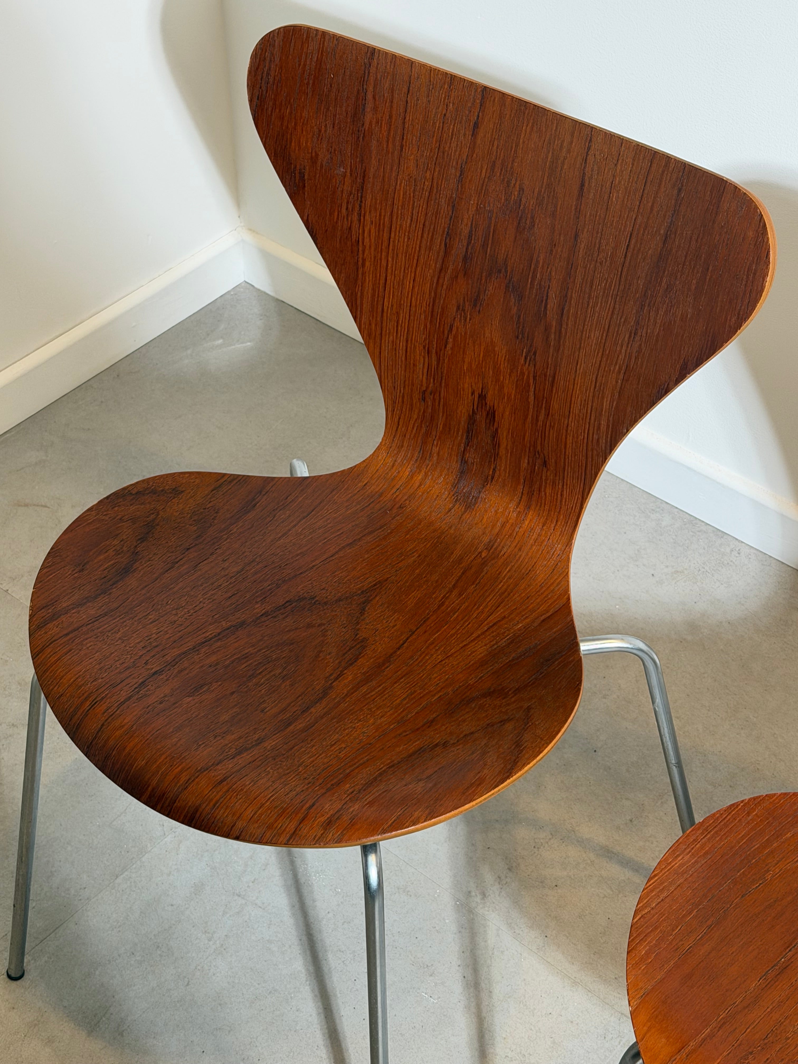 Set of Four Vintage Fritz Hansen Series 7 Dining Chairs – Teak Veneer – Arne Jacobsen – 1969