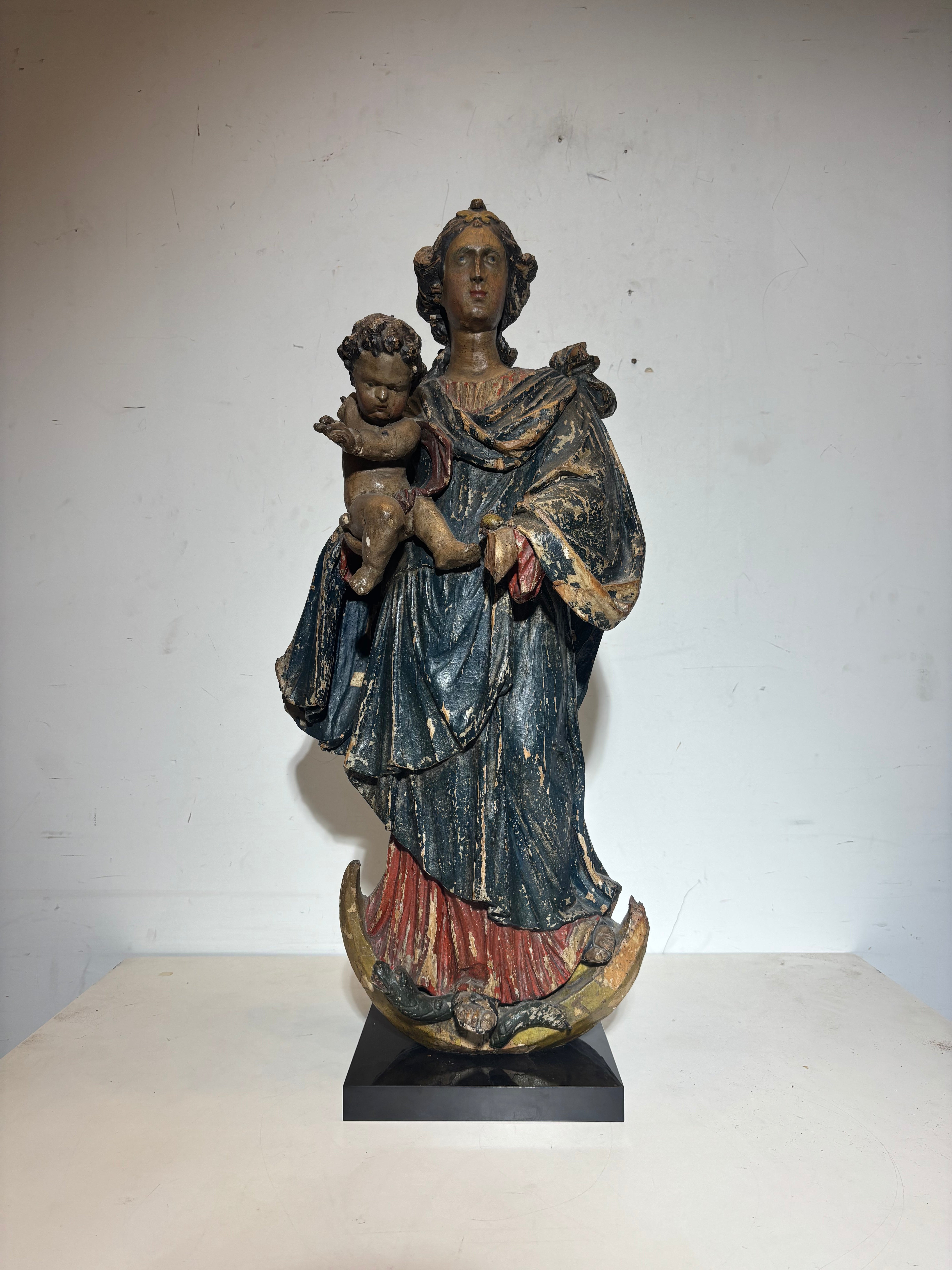 18e-eeuwse polychrome eikenhouten Madonna met Kind