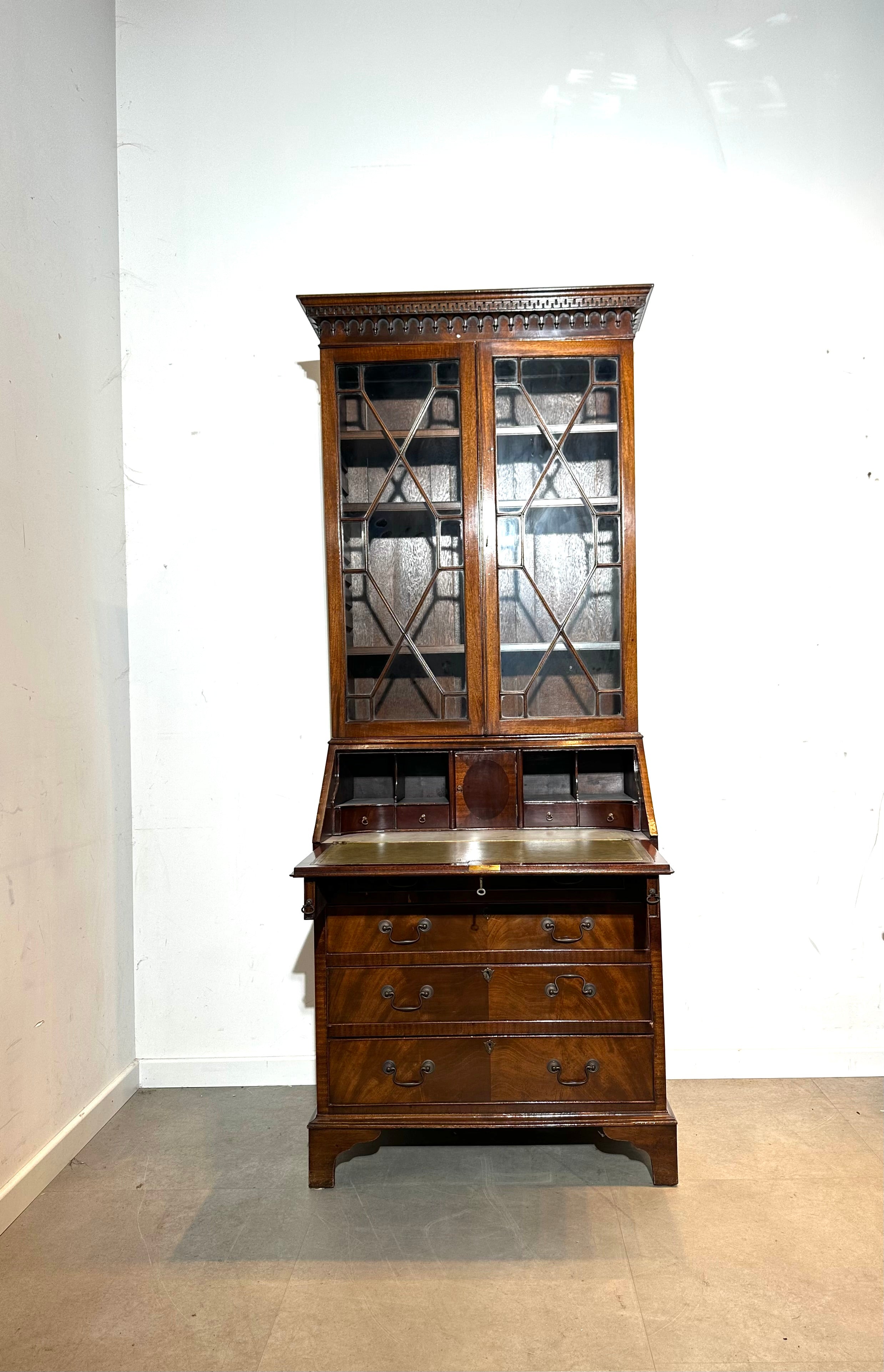 Antieke mahoniehouten secretaire met boekenkast