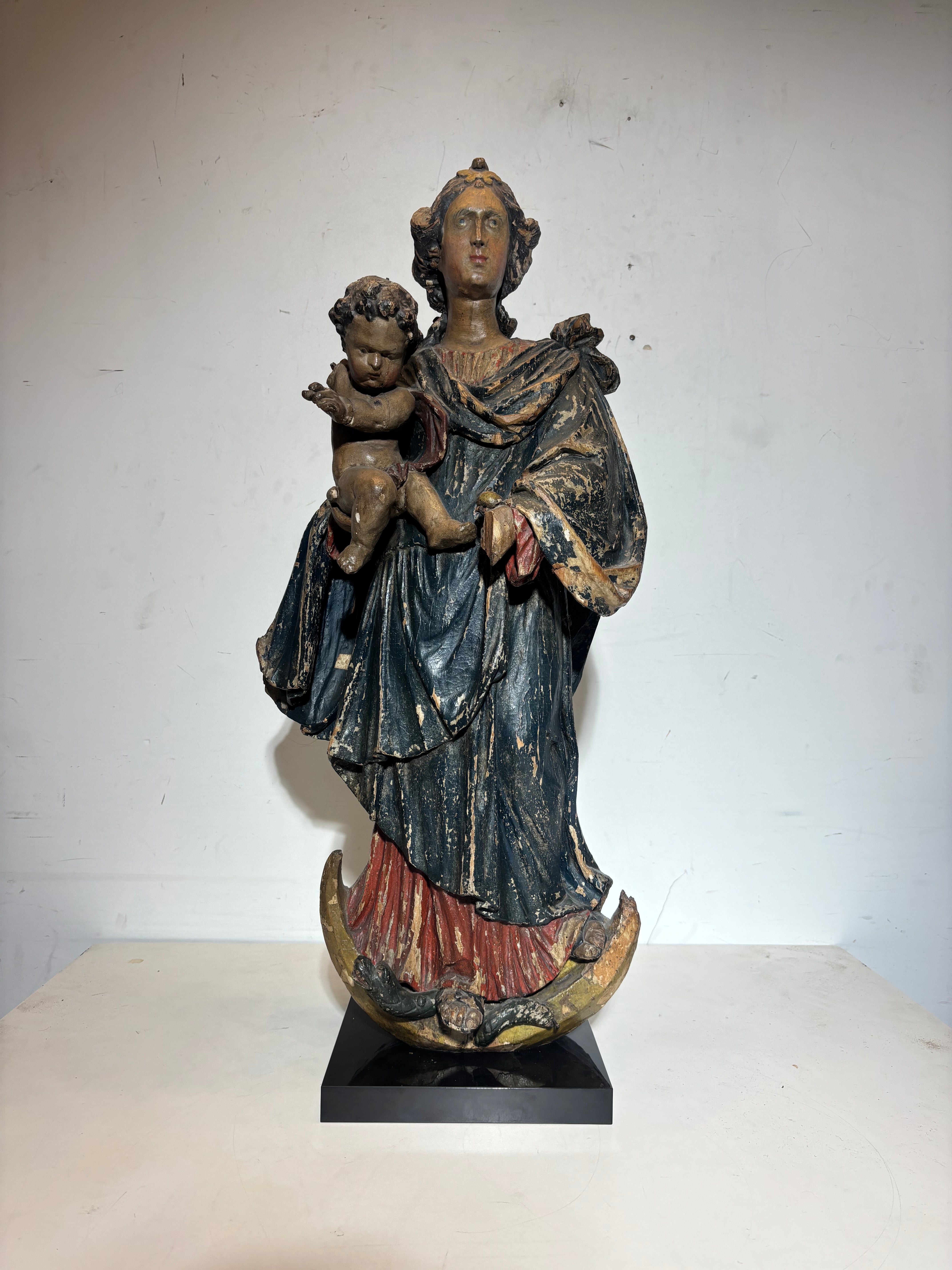 18e-eeuwse polychrome eikenhouten Madonna met Kind