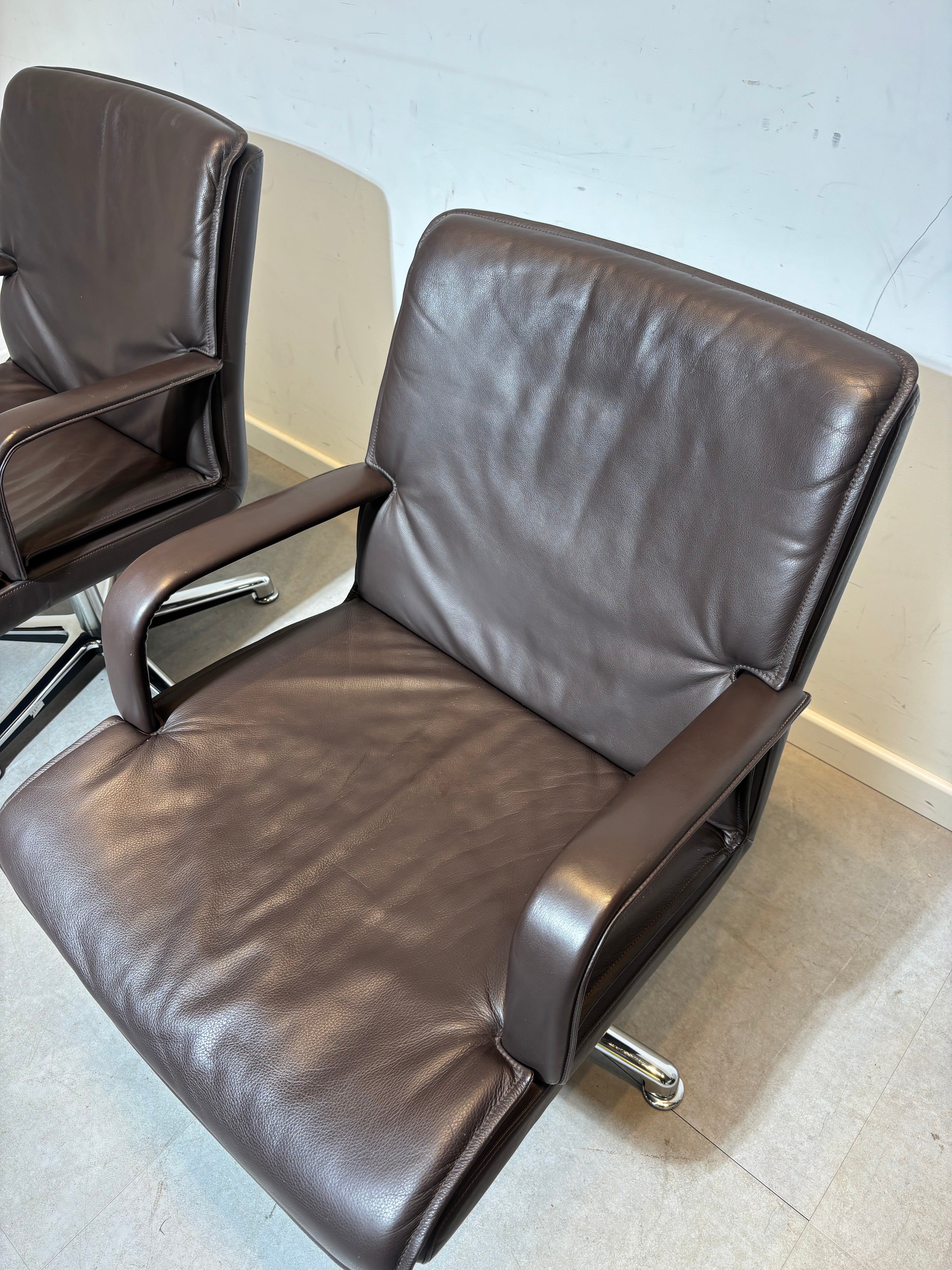 Walter Knoll Swivel Conference Chair