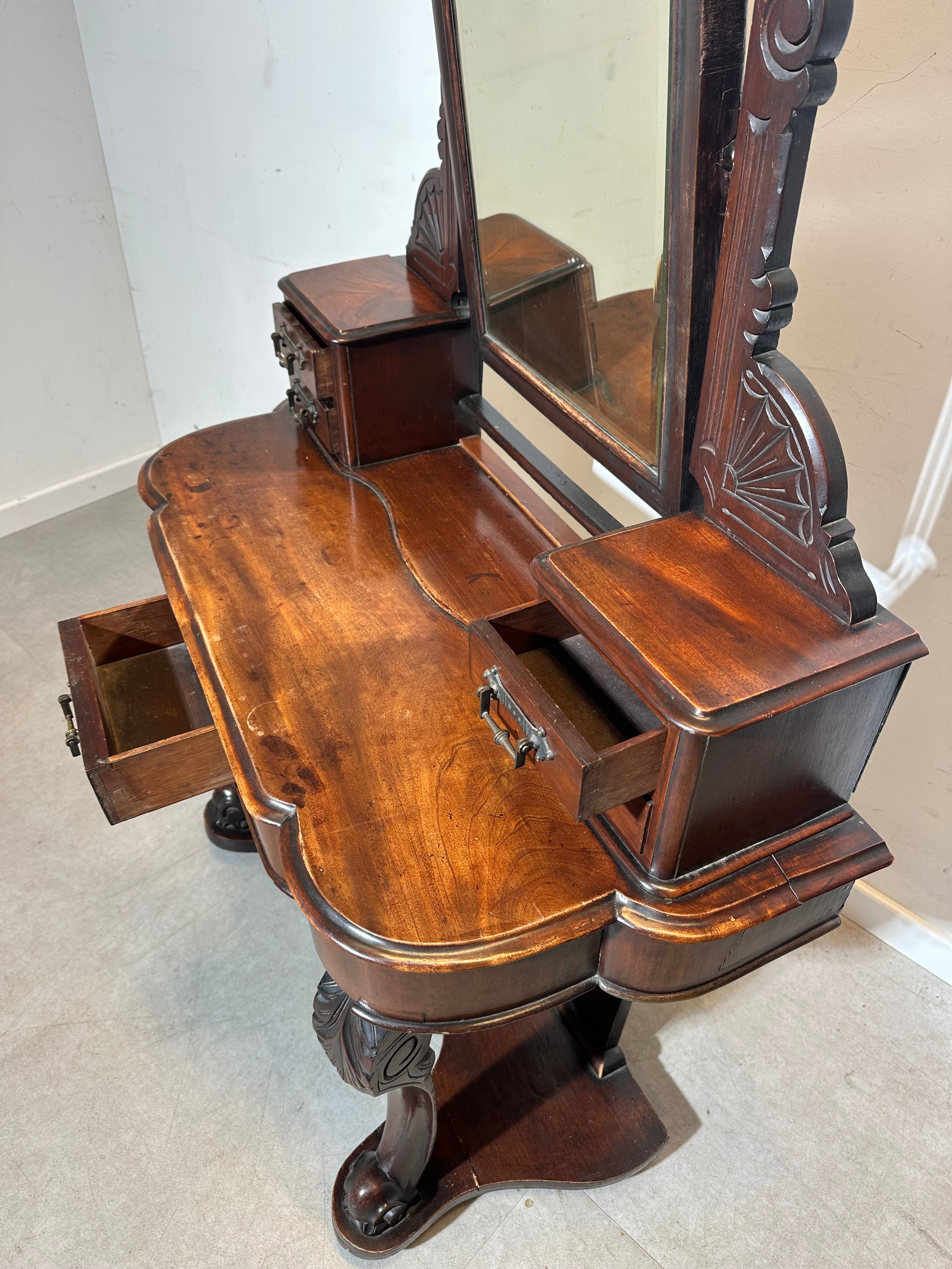 Coiffeuse ancienne en bois sculpté avec miroir