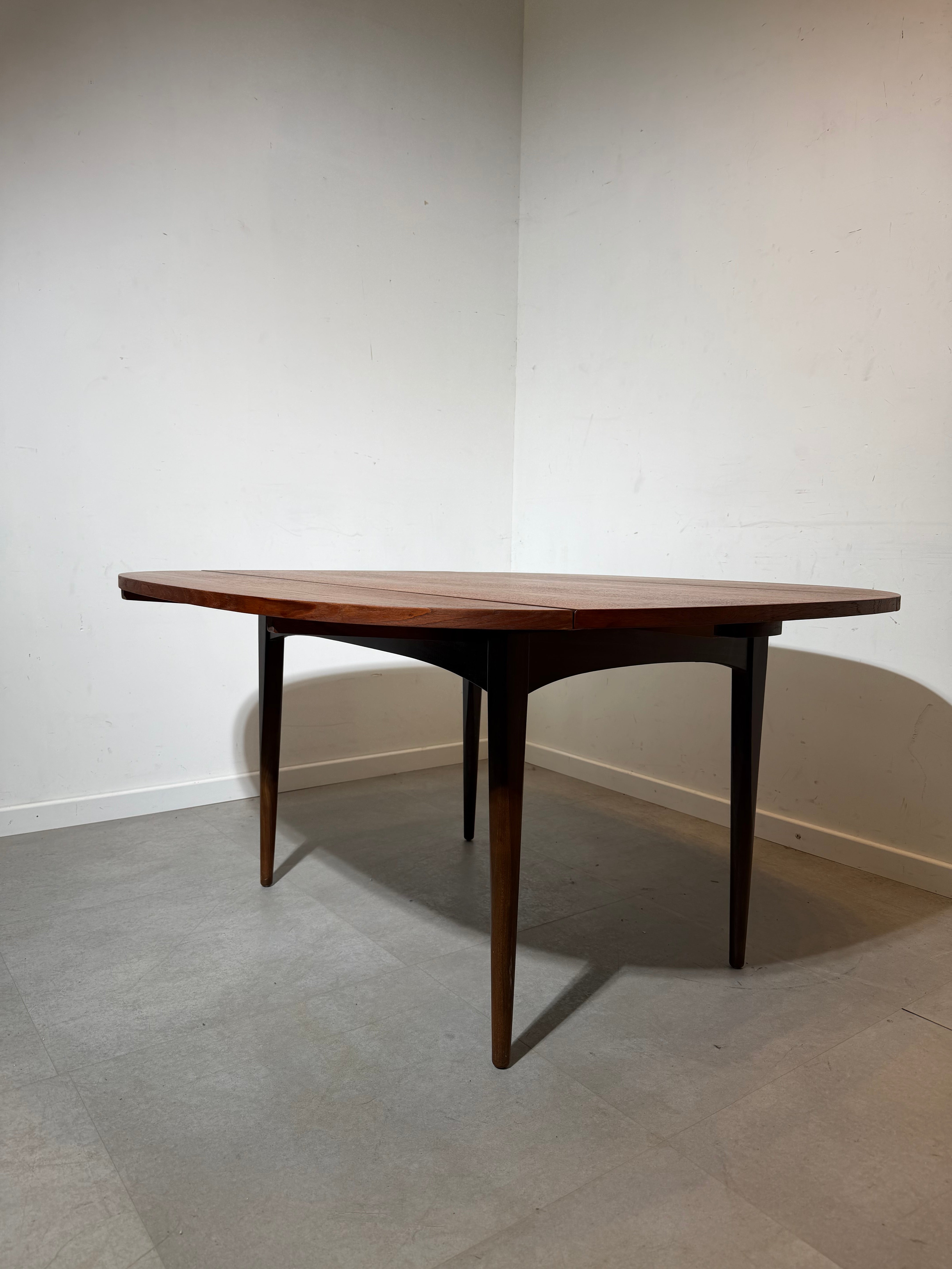 Elliotts of Newbury Extendable Teak Dining Table – Mid-Century Modern (1960s)