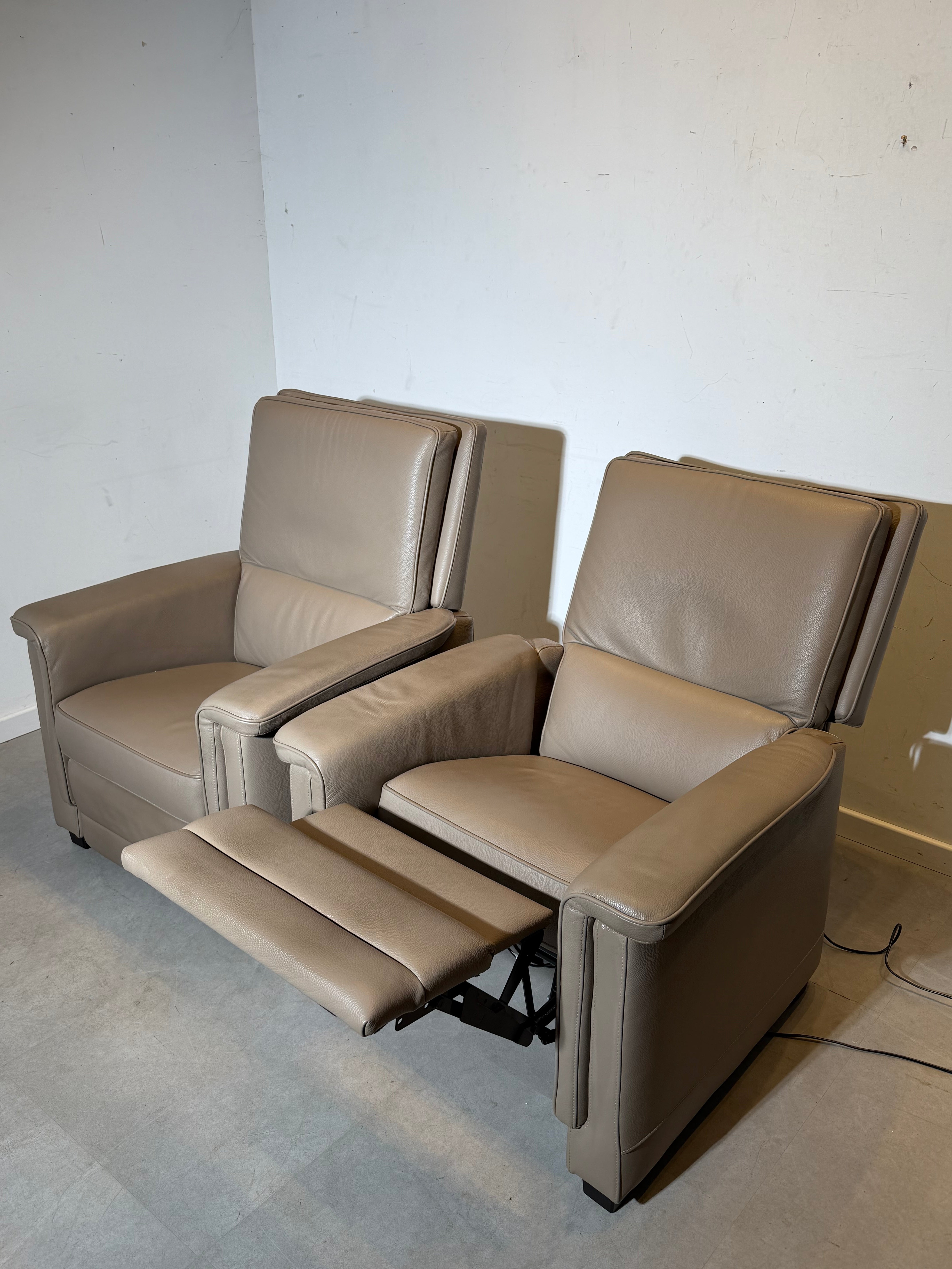 Set of 2 Electric Relax Armchairs in Taupe Leather – Adjustable Recline