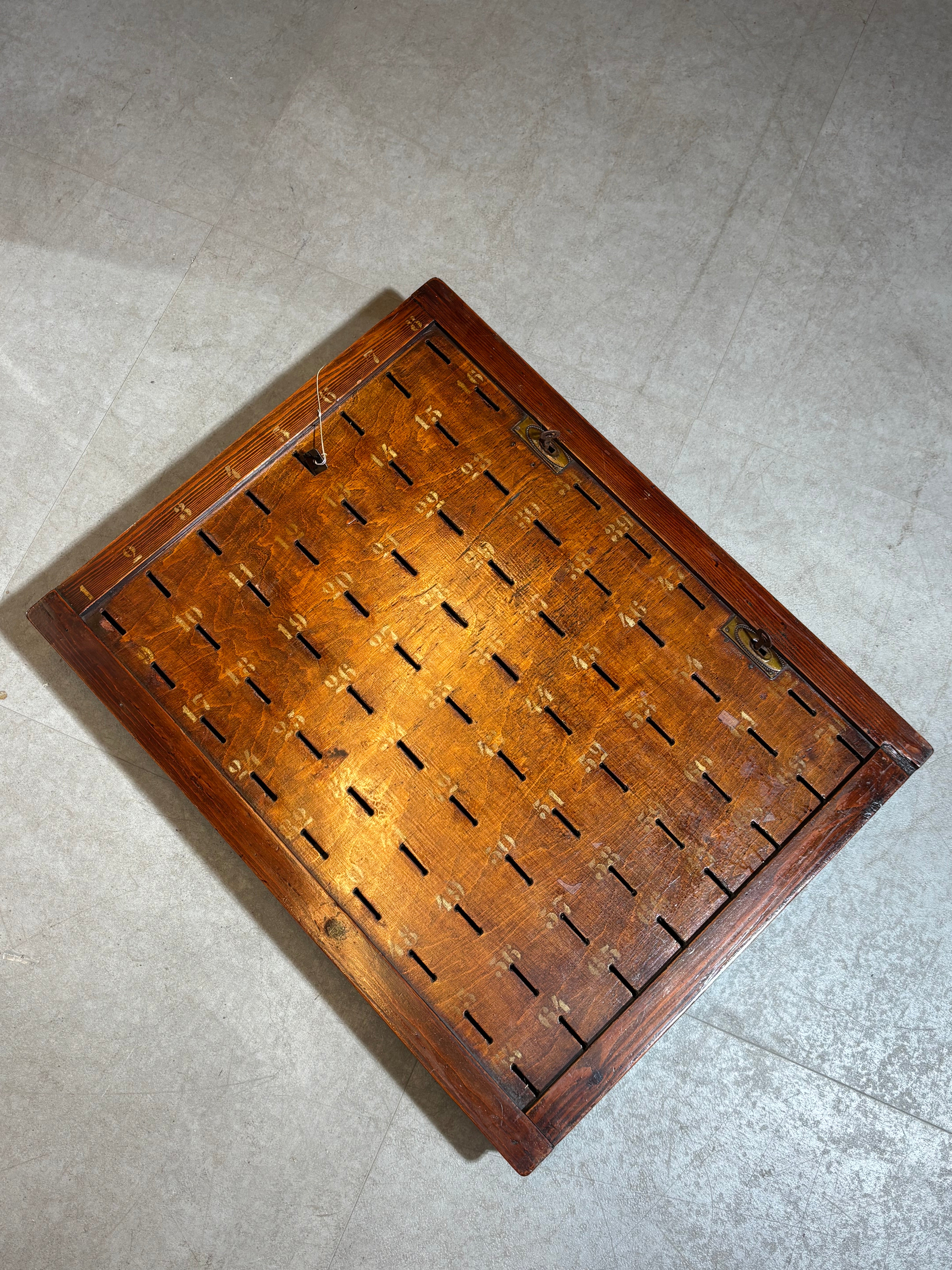 Armoire à économies de café en bois antique