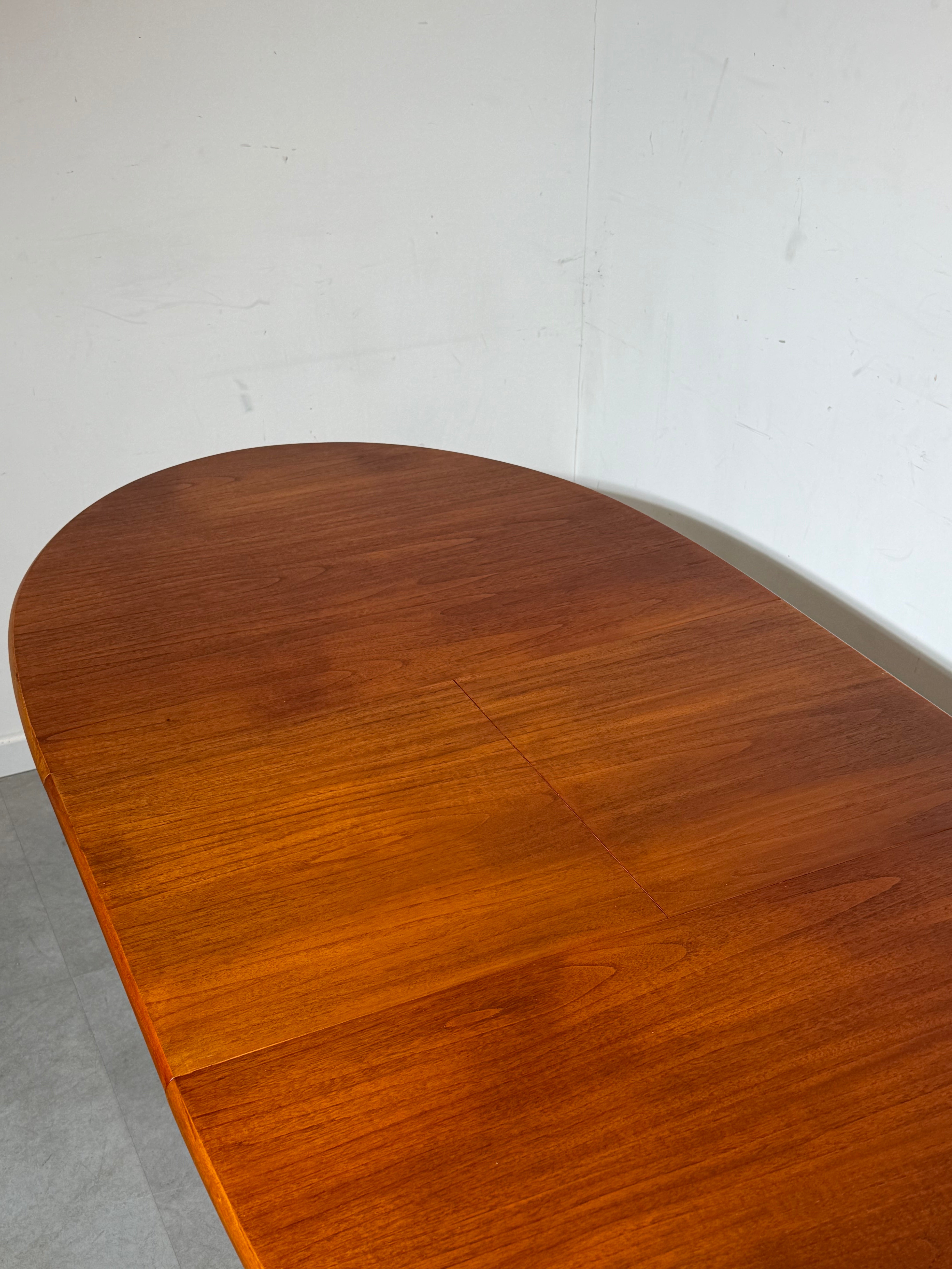 Vintage ovale uitschuifbare teakhouten eettafel – Mid-Century Modern