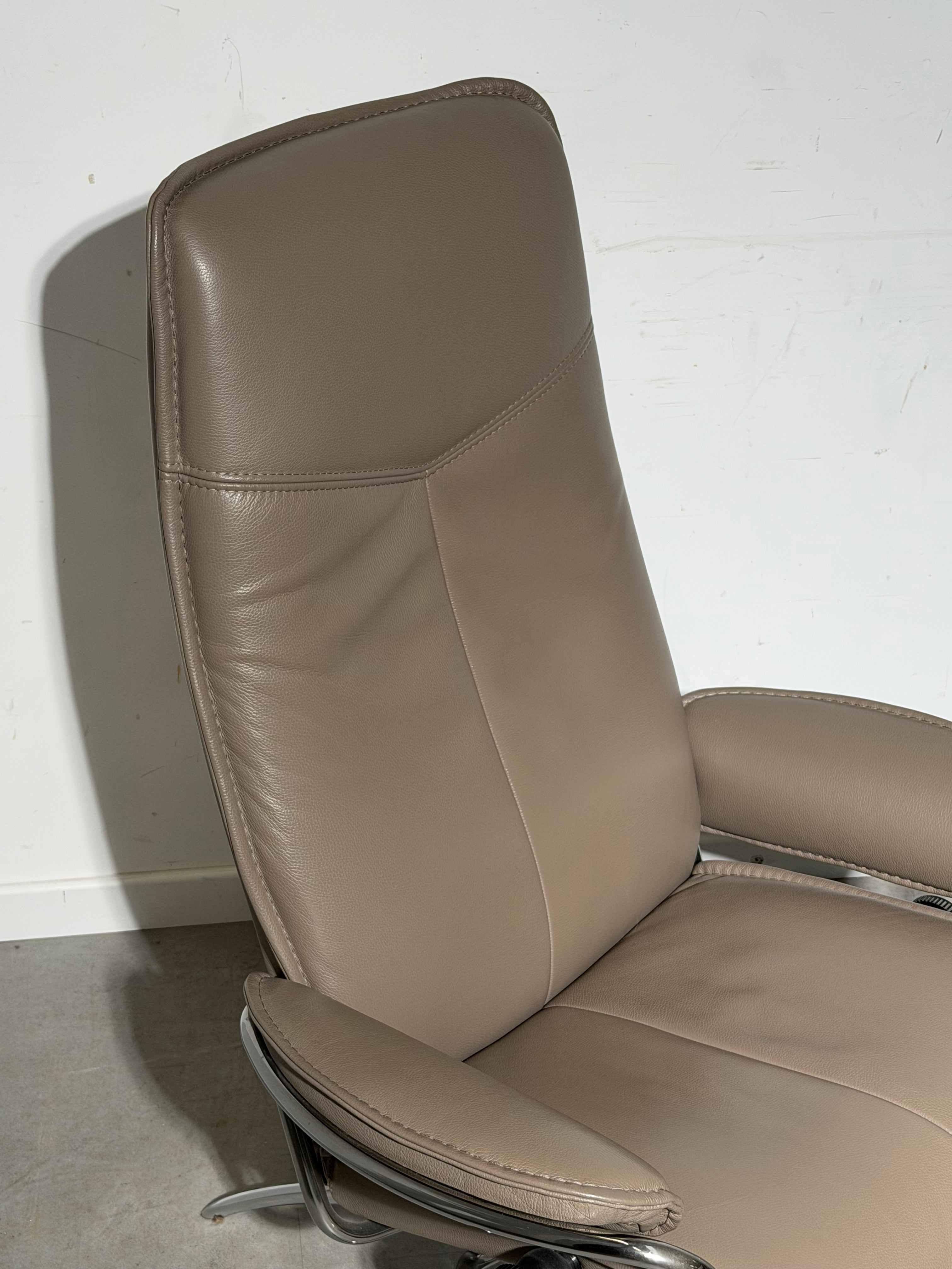 Fauteuil inclinable Stressless City à dossier haut avec repose-pieds