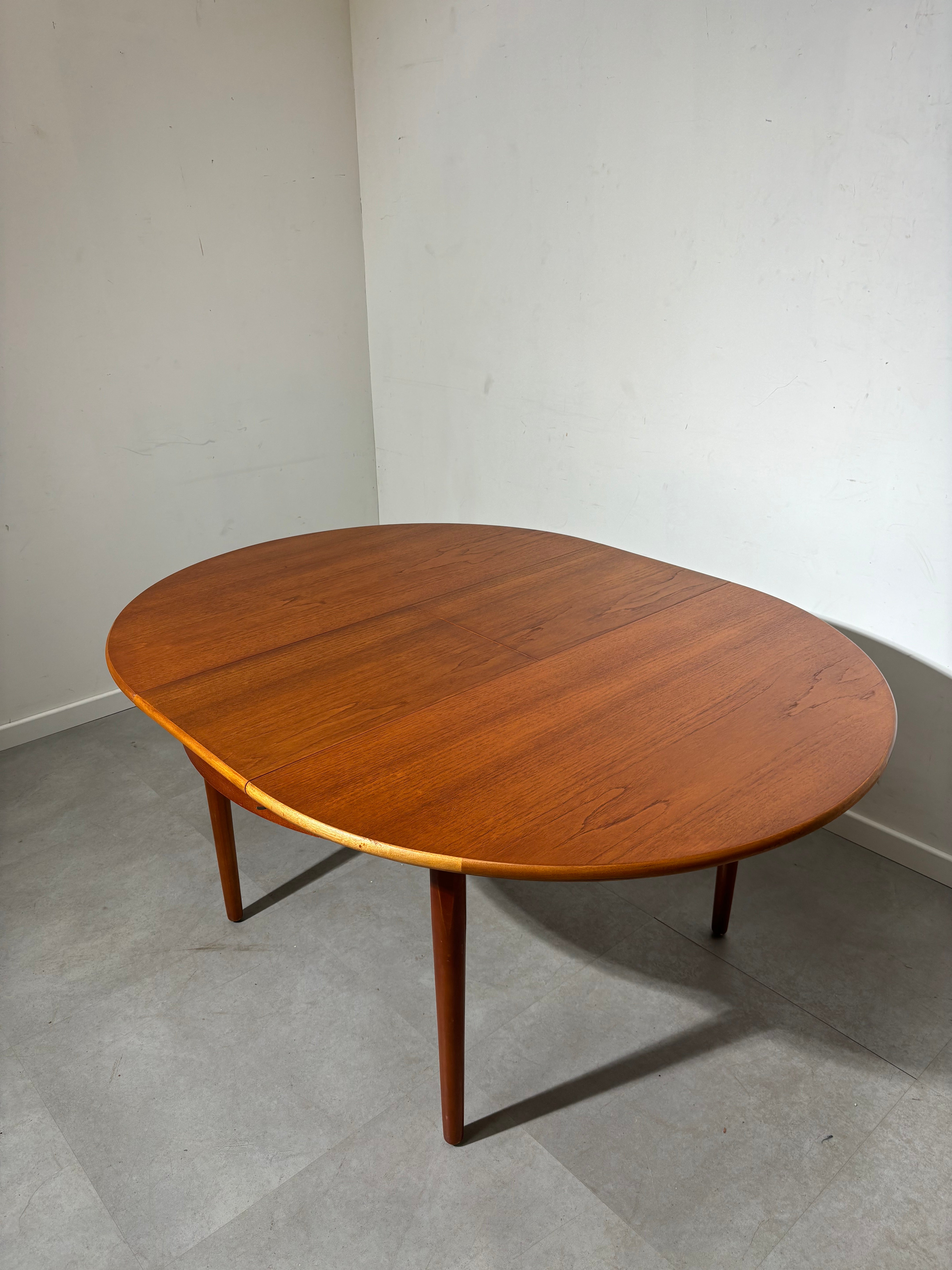 Vintage G-Plan Round Extendable Table