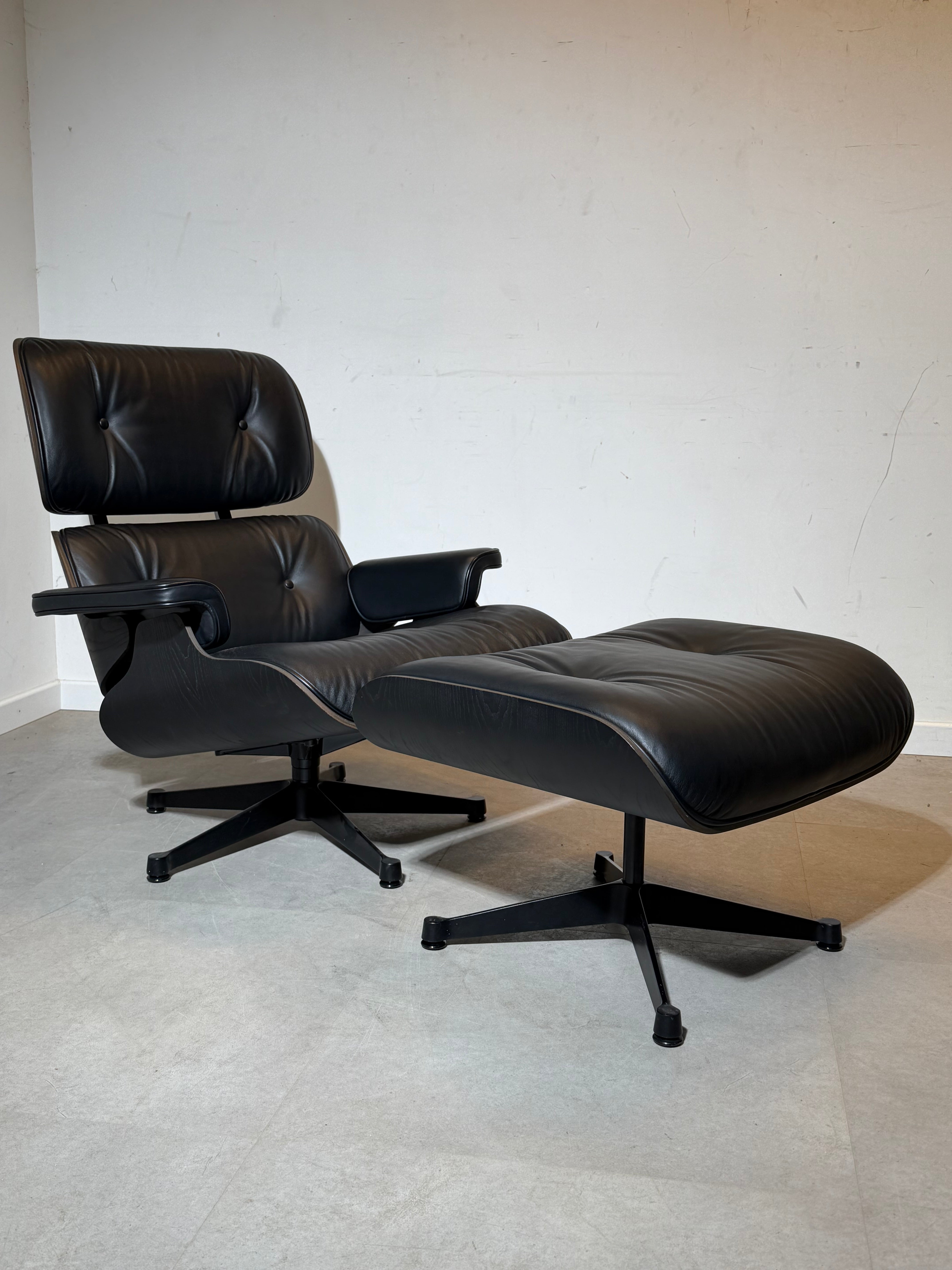 Fauteuil lounge Vitra Eames XL avec repose-pieds, entièrement noir.