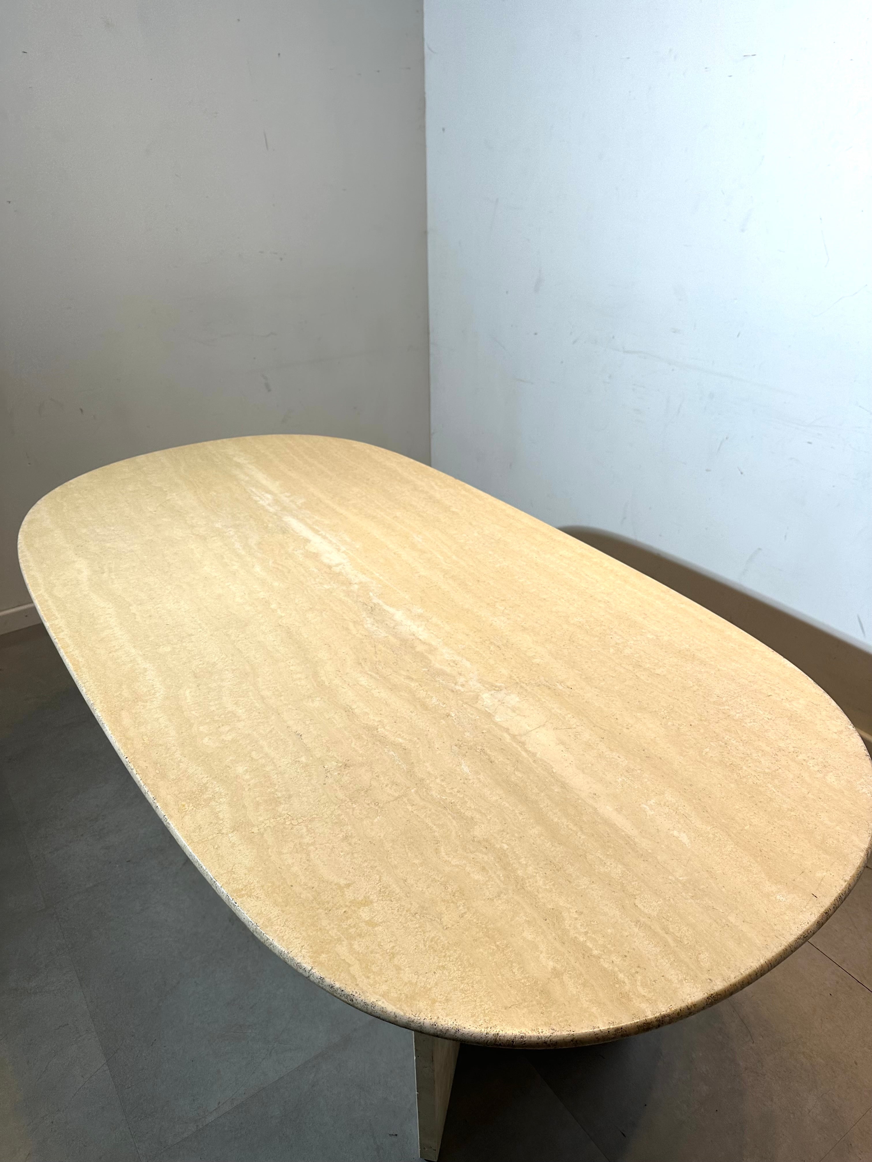 Table de salle à manger ovale en travertin – Piètement sculptural minimaliste