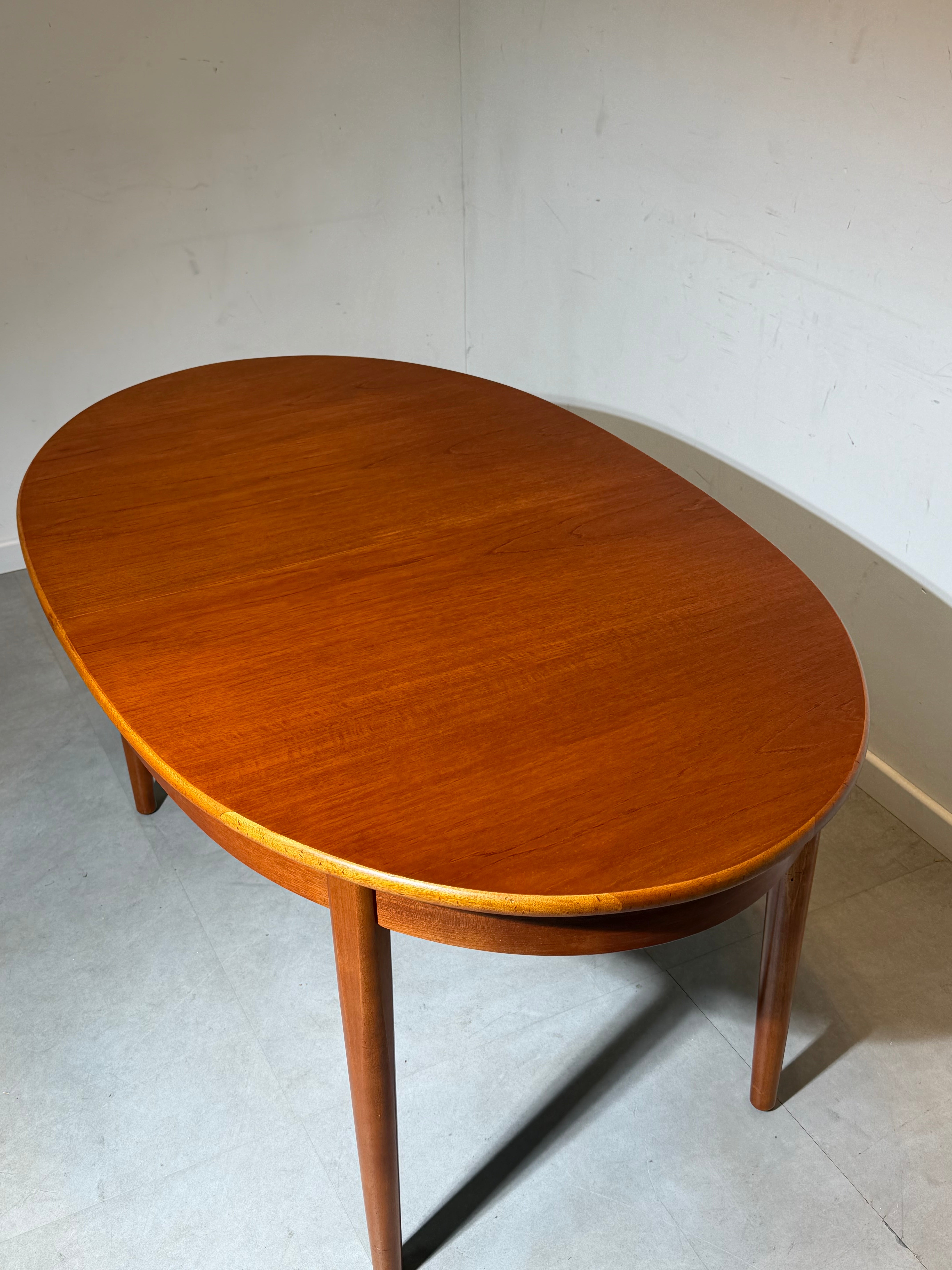 Vintage Oval Extendable Dining Table in Teak – 1960s Scandinavian Style