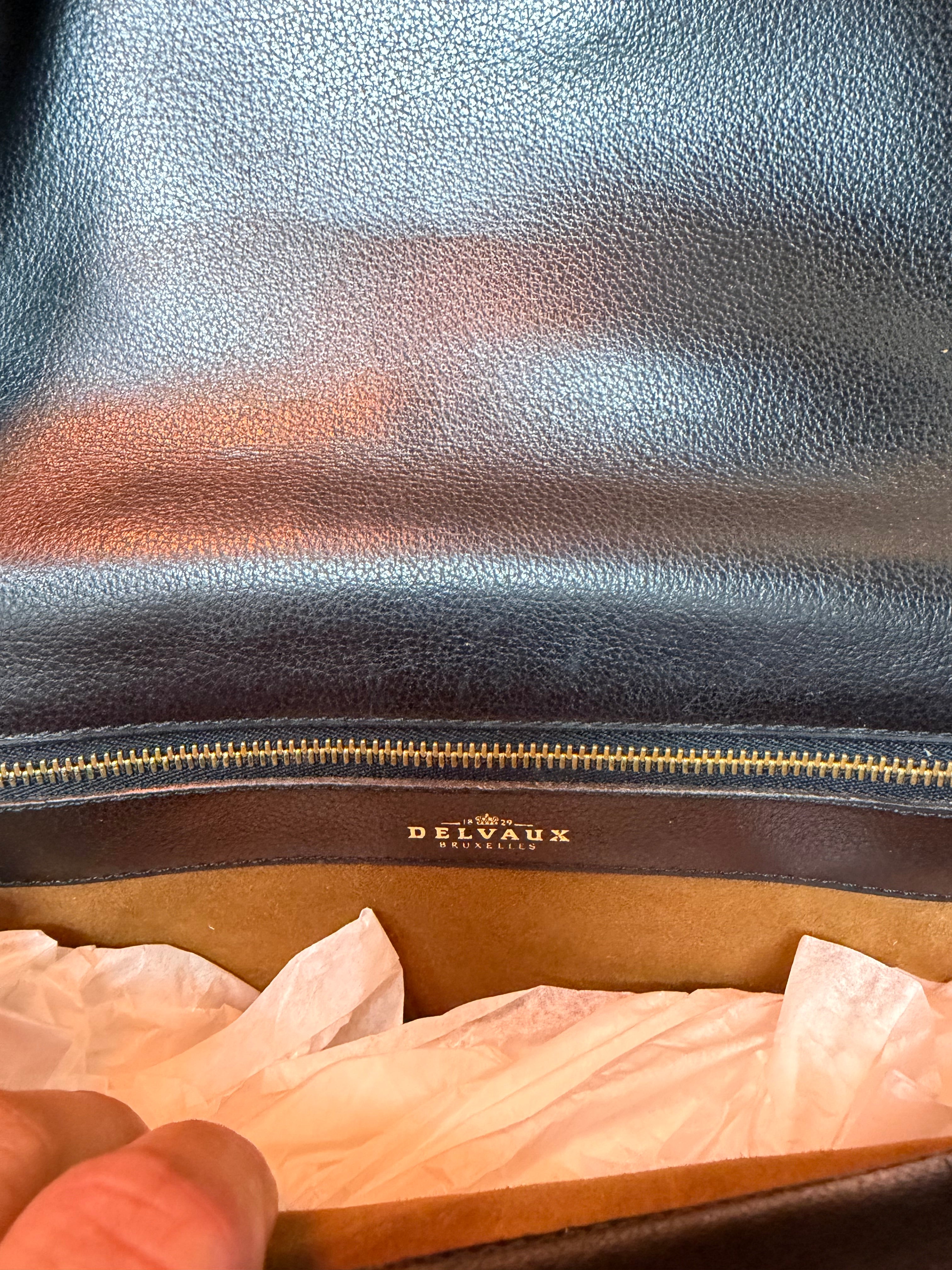 Sac bandoulière Delvaux Diligent en cuir noir – Finitions dorées – Design belge intemporel