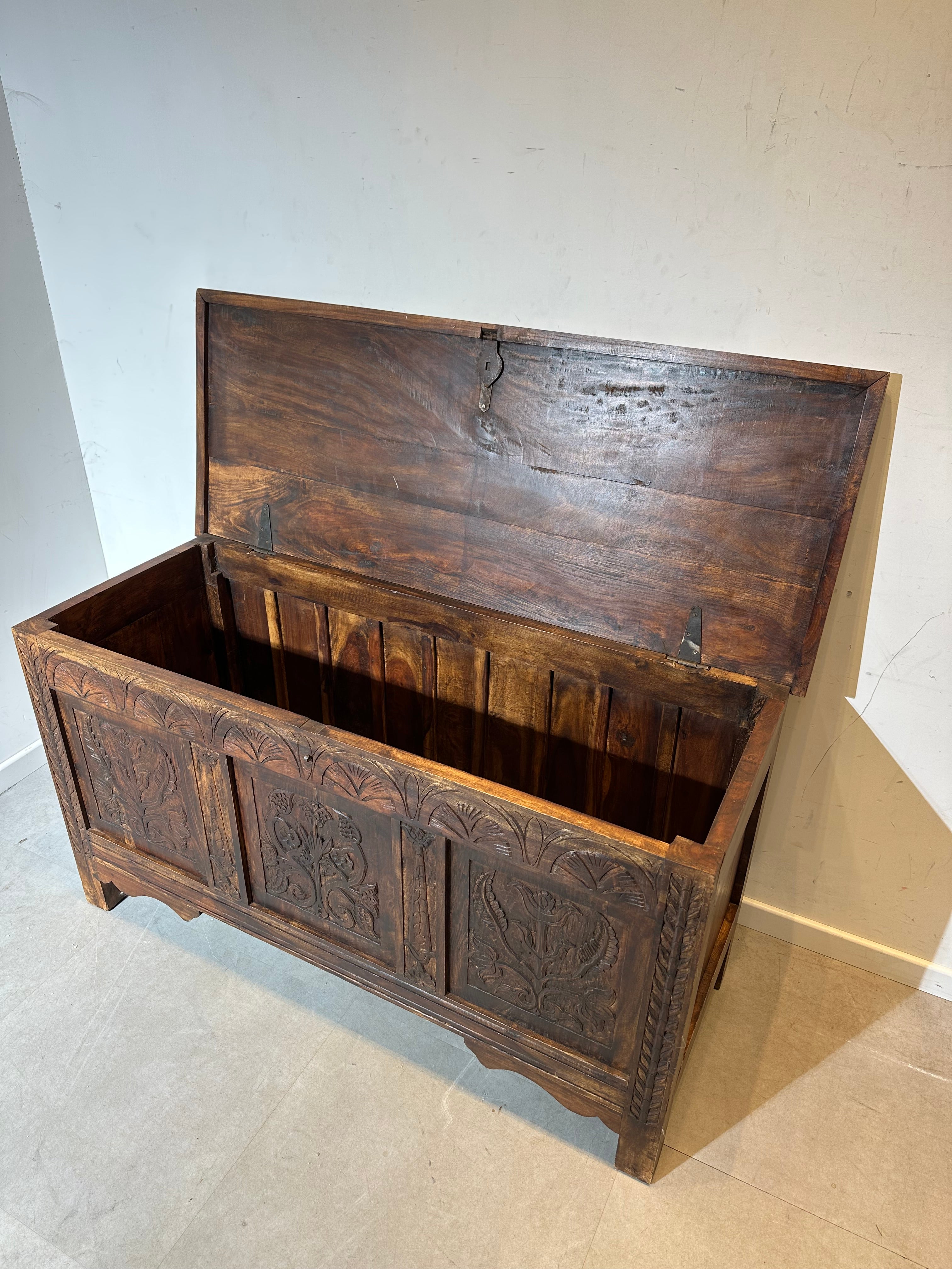 Coffre de rangement ancien en bois sculpté à la main
