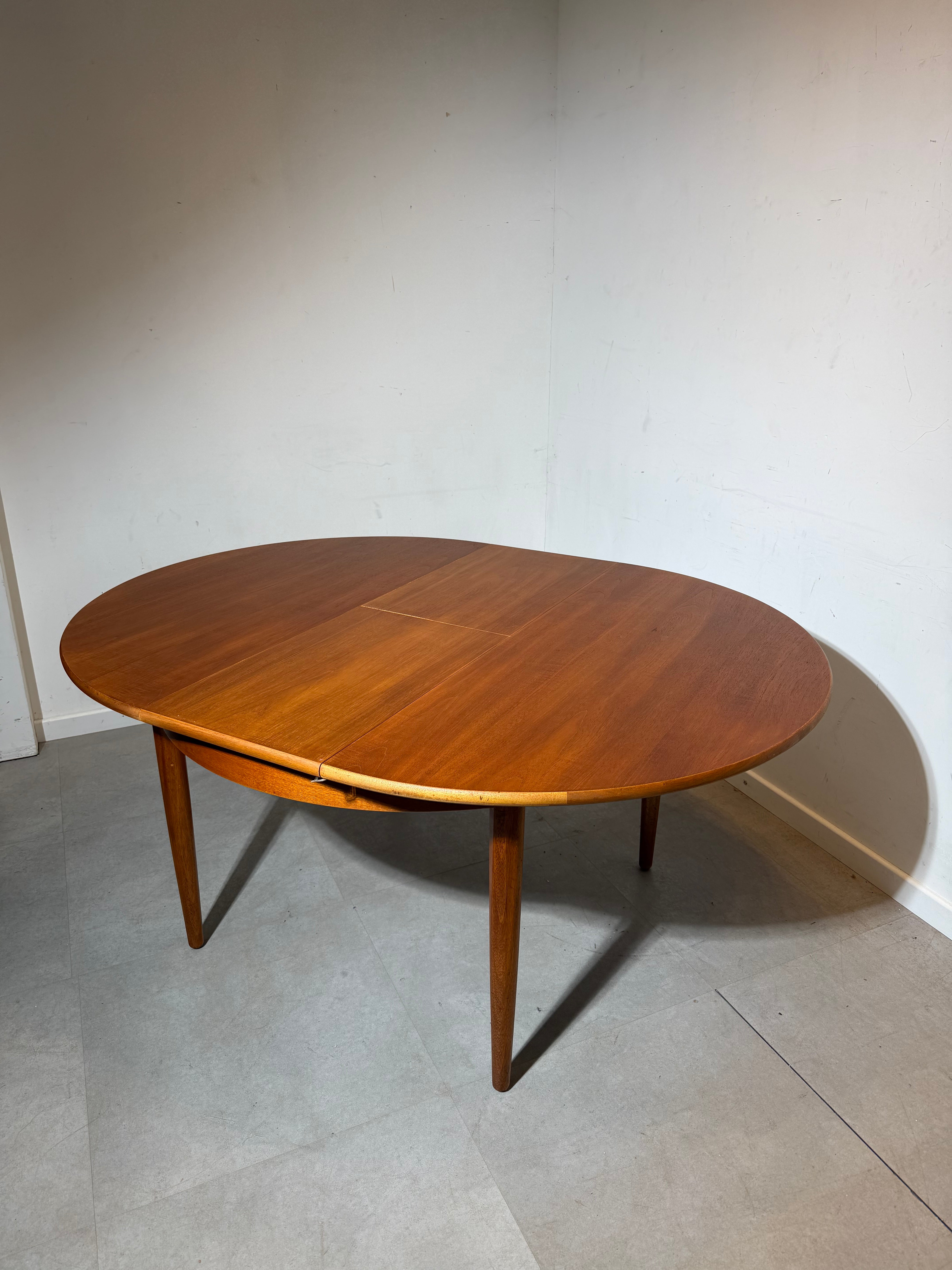 Vintage Round Extendable Teak Dining Table – Mid-Century Modern