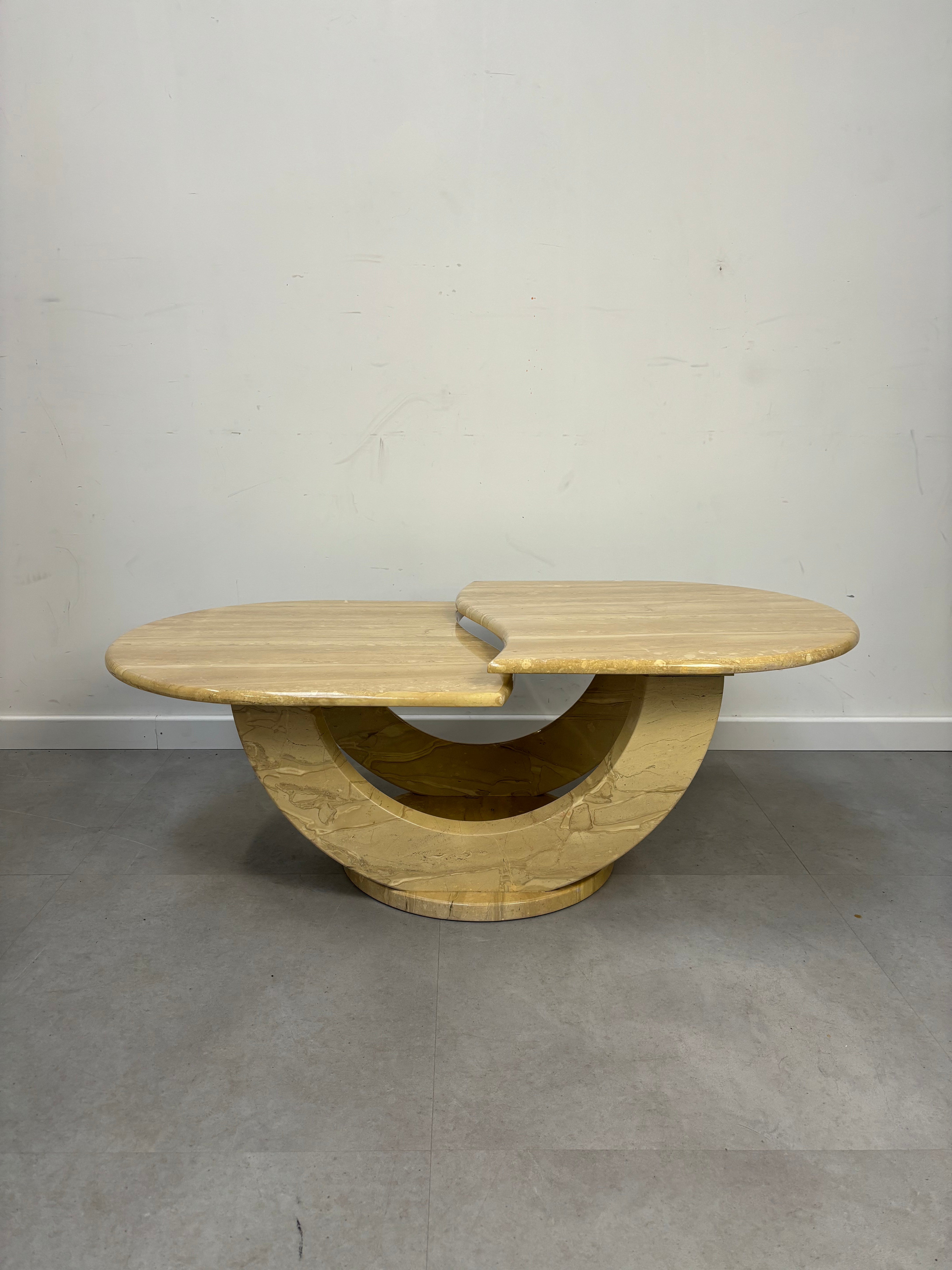 table basse à deux niveaux en travertin