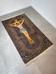 Tapis Tabriz semi-ancien à motifs représentant le Christ en croix