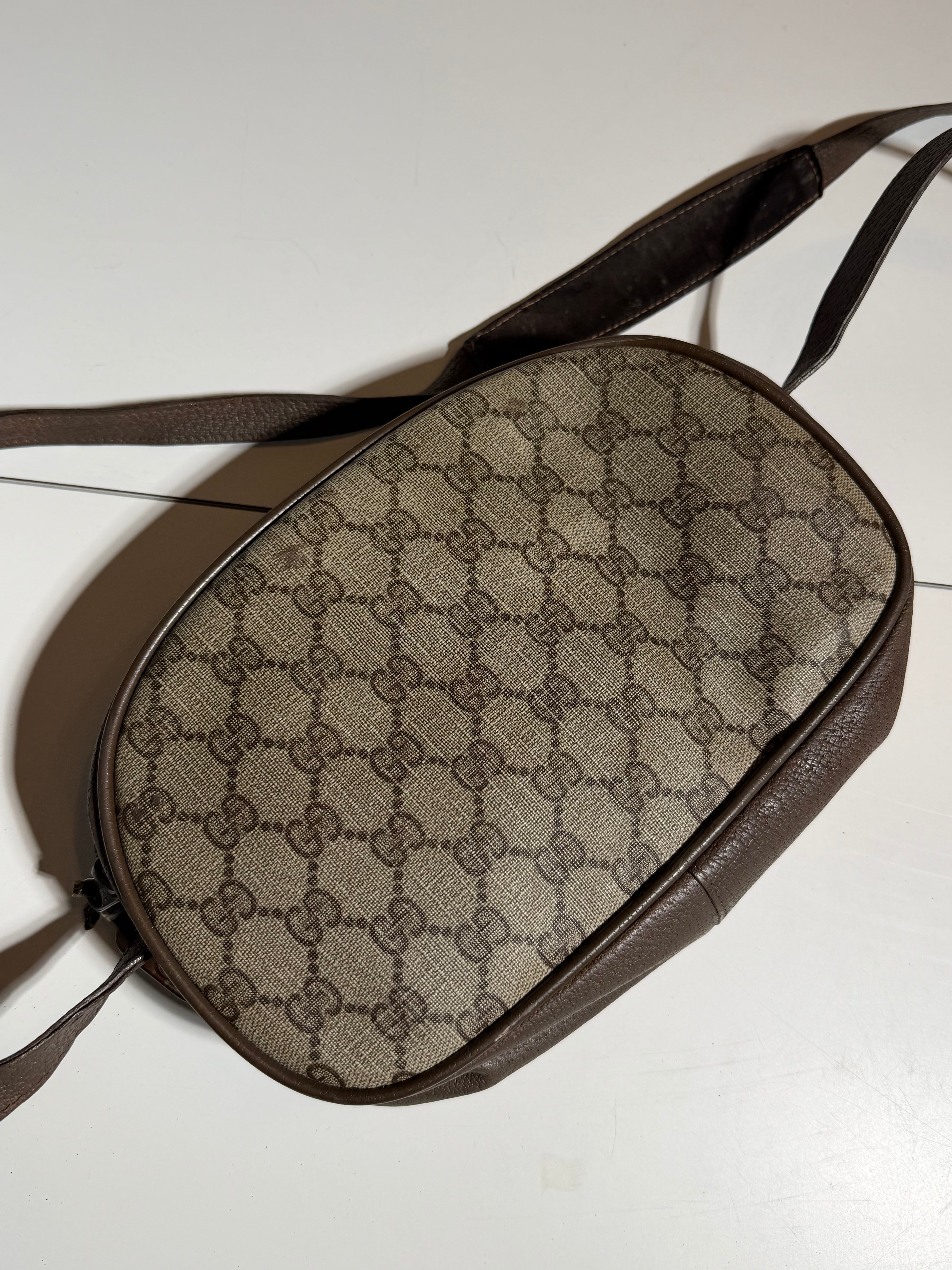 Sac bandoulière ovale Gucci en toile GG
