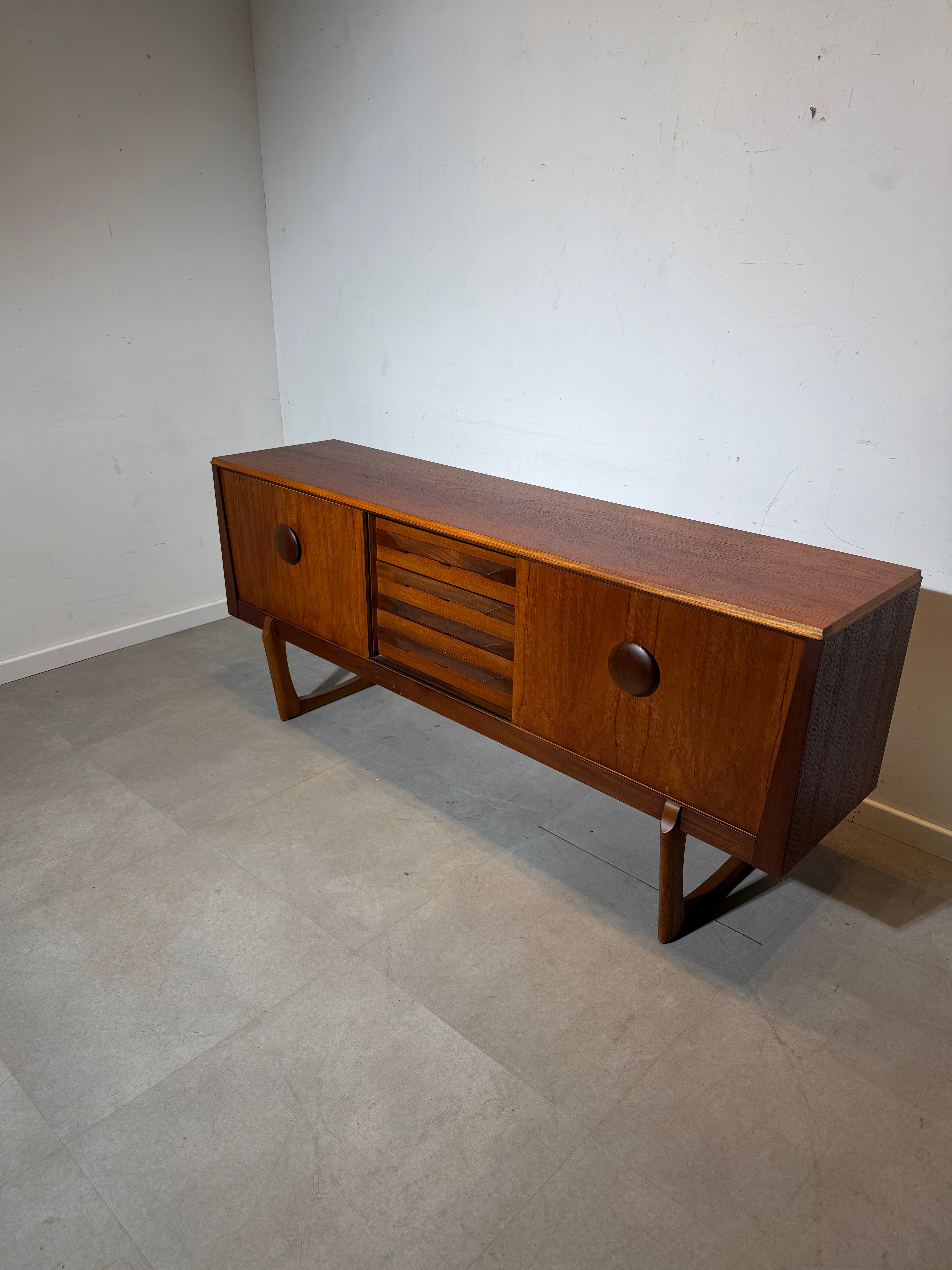 Buffet en teck Elliotts of Newbury – Style moderne du milieu du siècle (Royaume-Uni, années 1960)