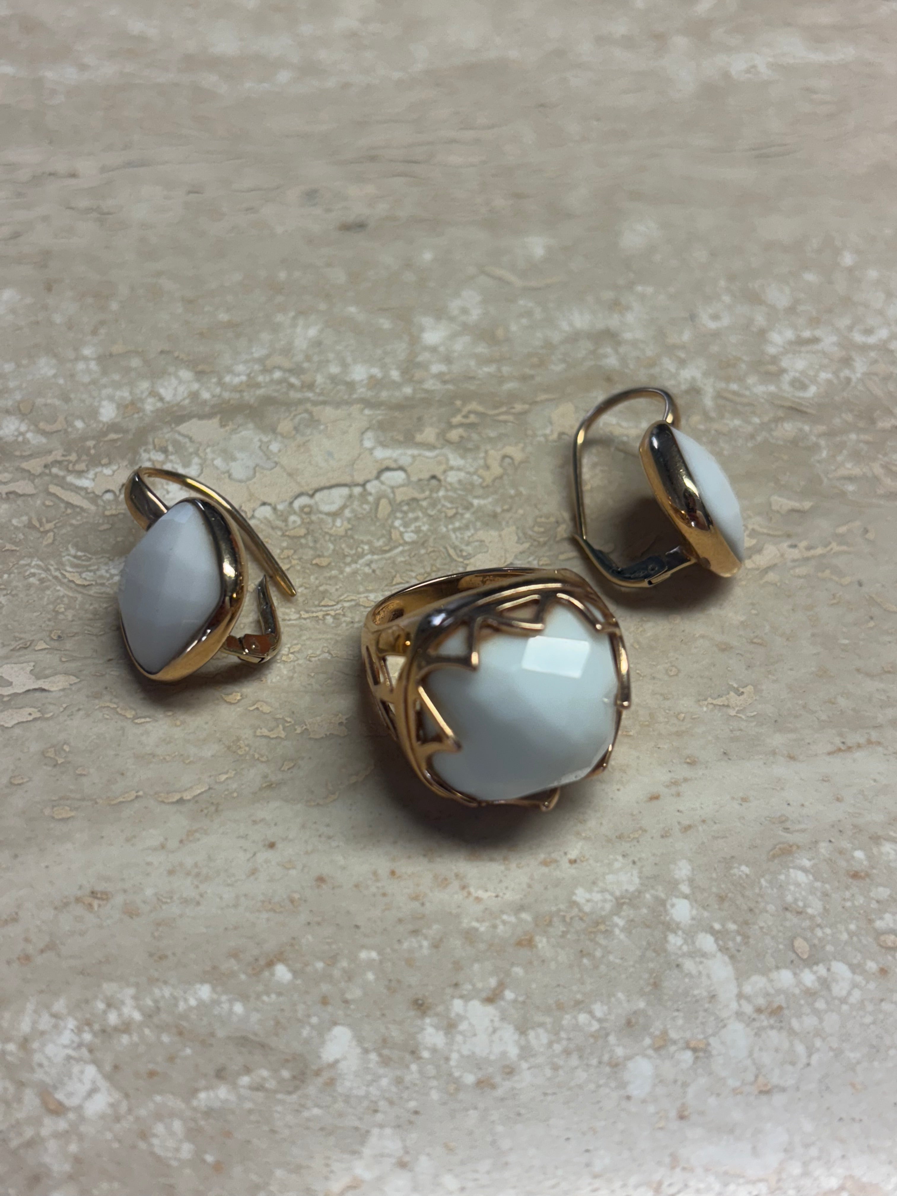 Ring- en oorbellenset van 18 karaats goud met witte saffier – inclusief certificaat