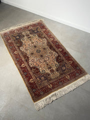 Silk Rug with Floral Medallion – 155 × 93 cm