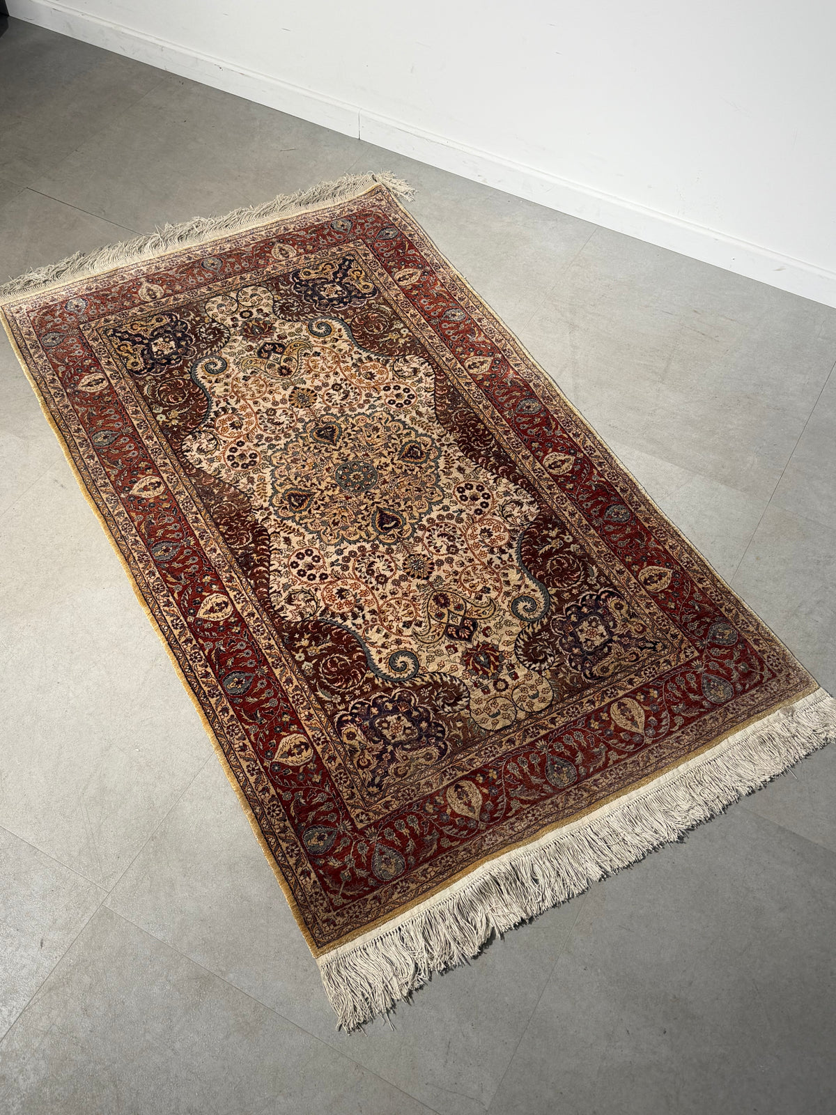 Silk Rug with Floral Medallion – 155 × 93 cm