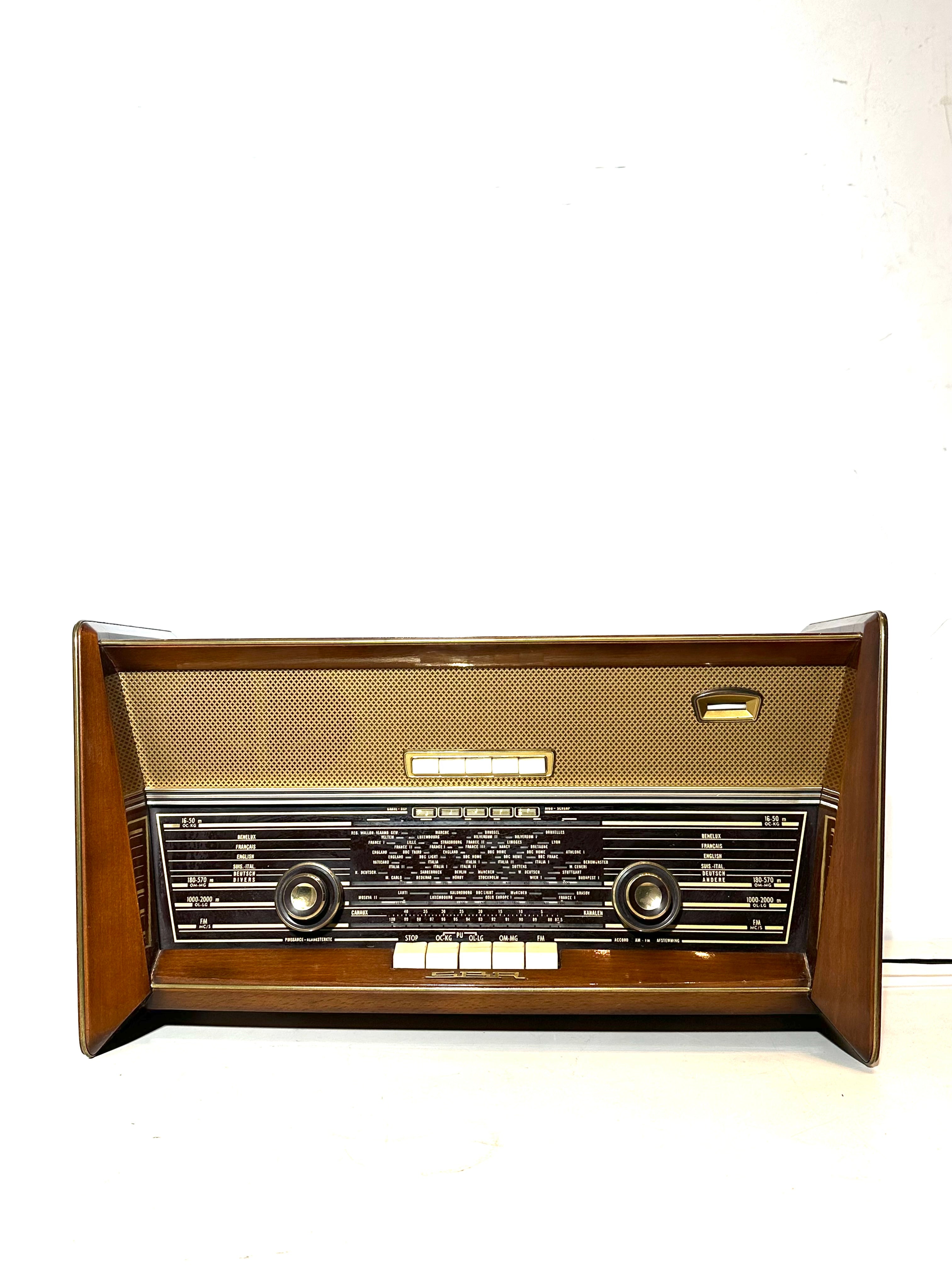 Vintage SBR R11 tube radio