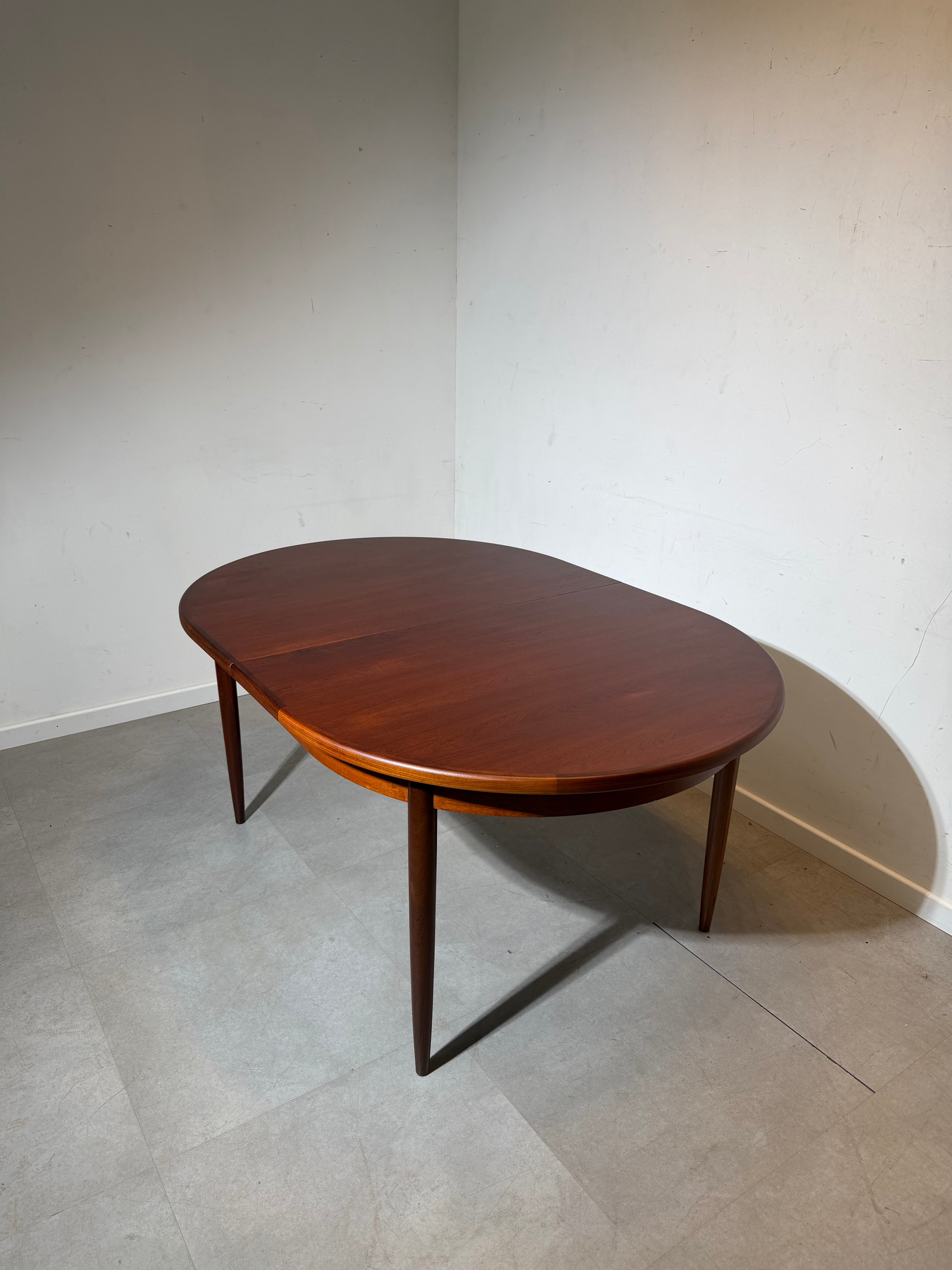 Oval Teak Extendable Dining Table – Mid-Century Modern