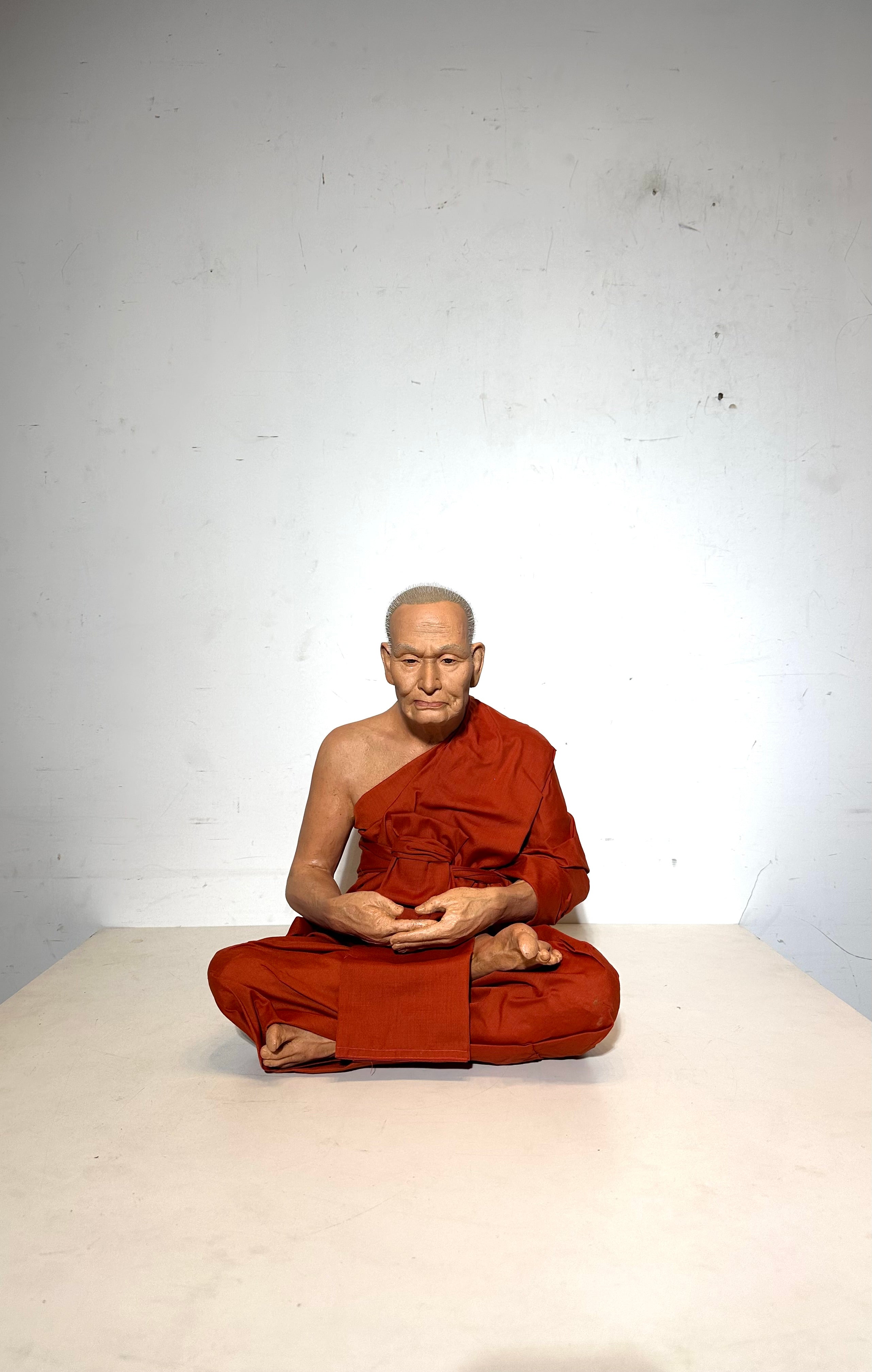 Sculpture plus vraie que nature d'un bouddhiste