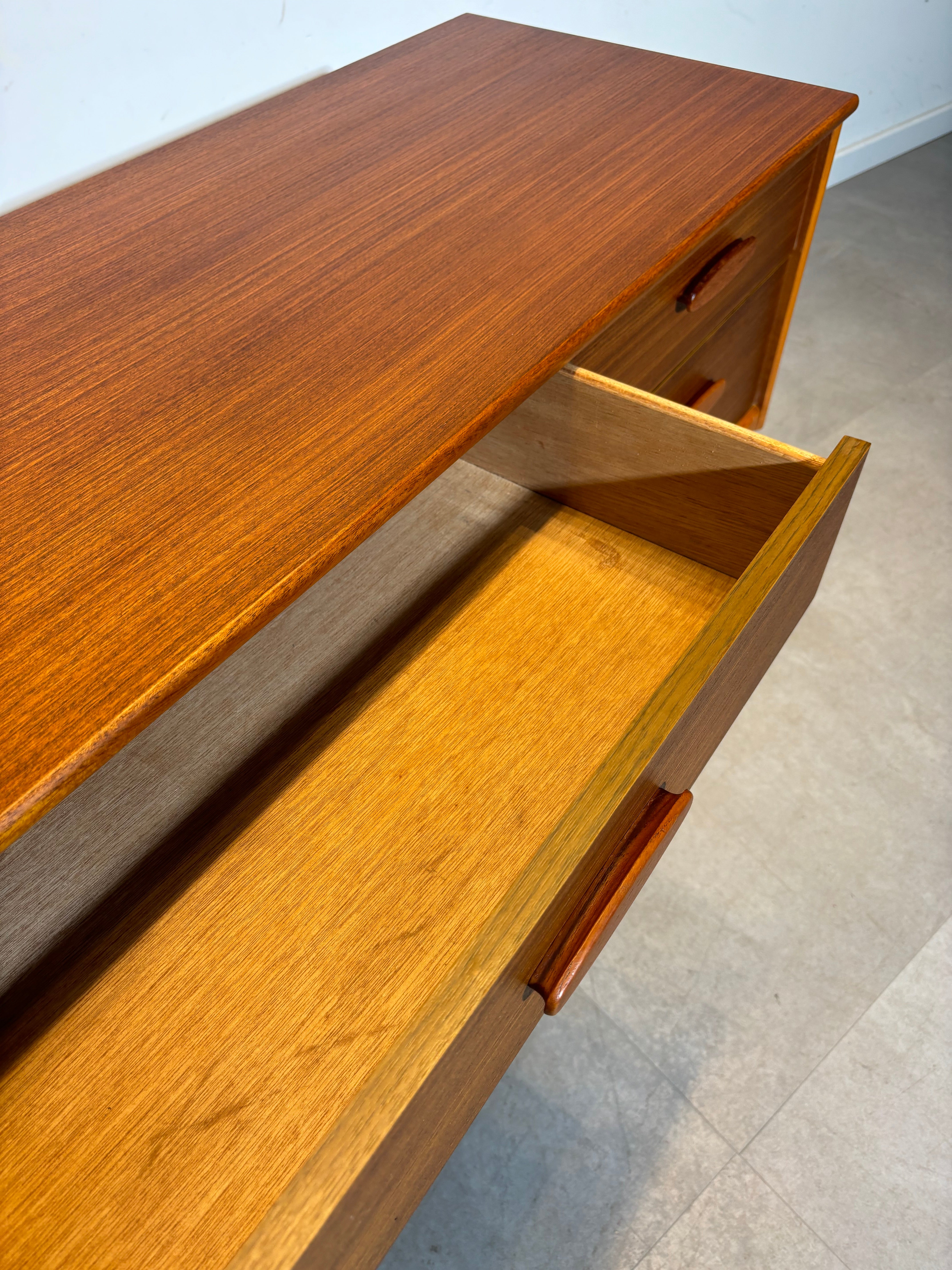 Vintage teak sideboard with 6 drawers “Jentique”