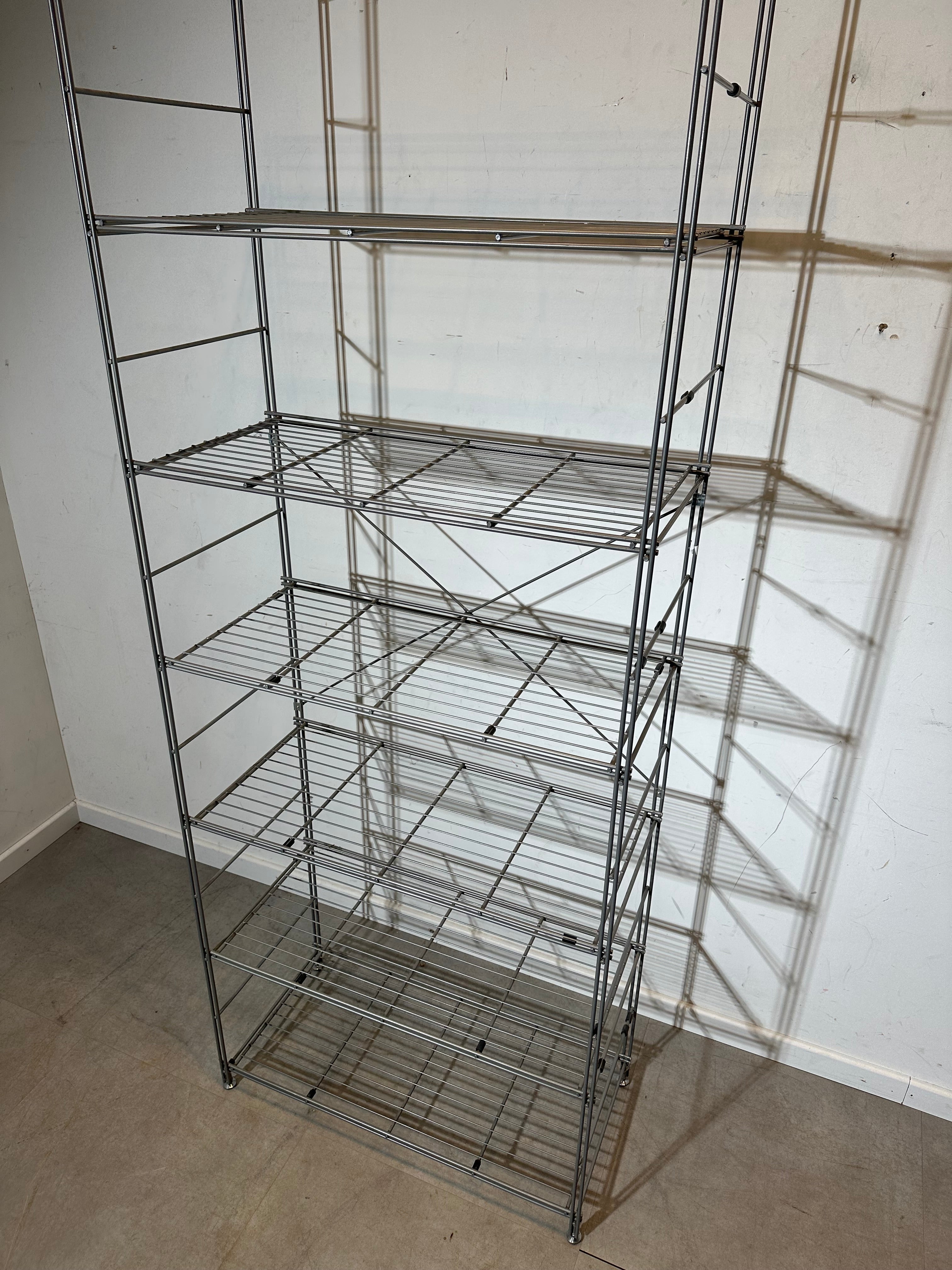 Petite étagère industrielle en fil métallique