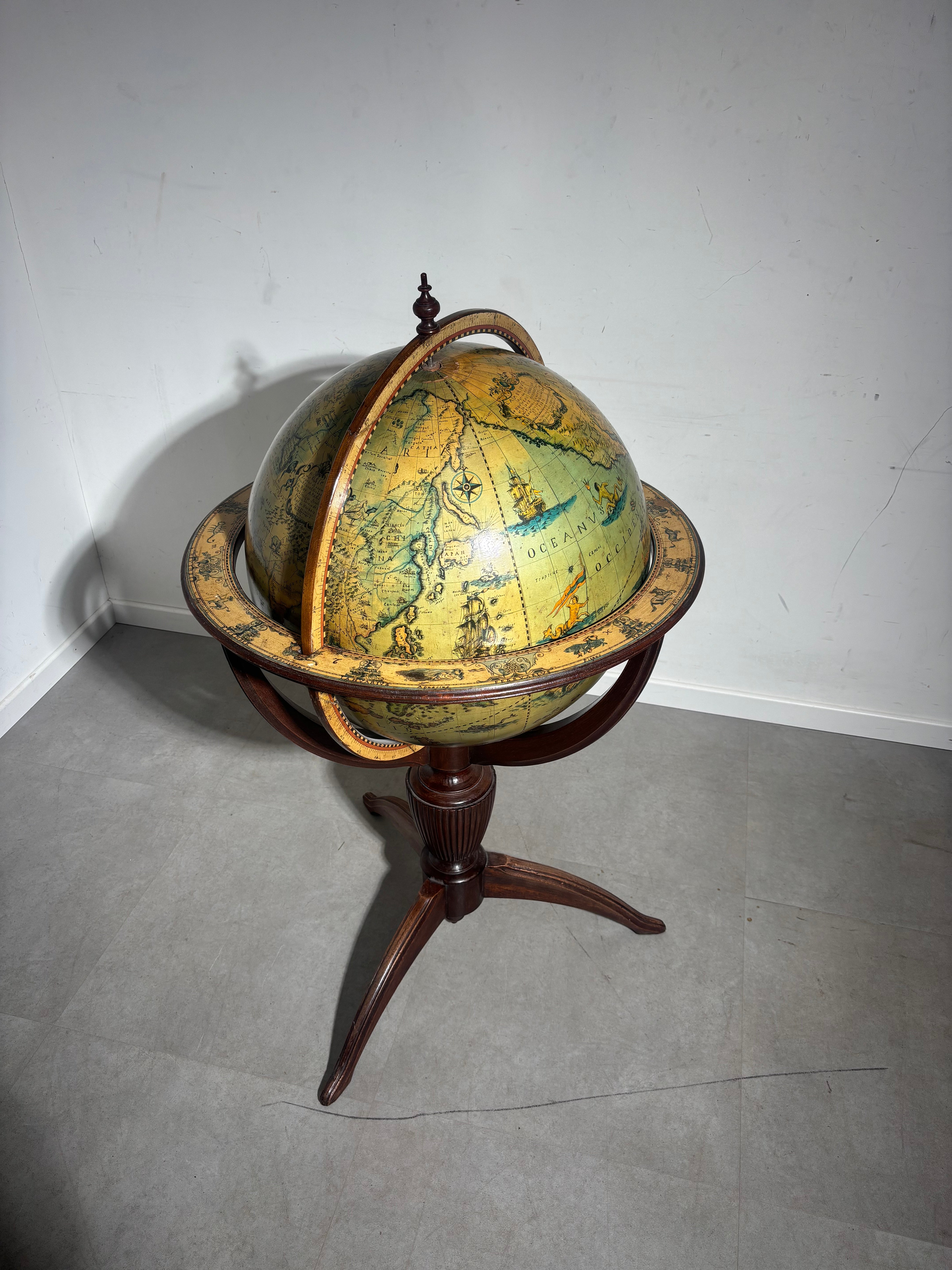 Aardse bibliotheekbol op sokkel