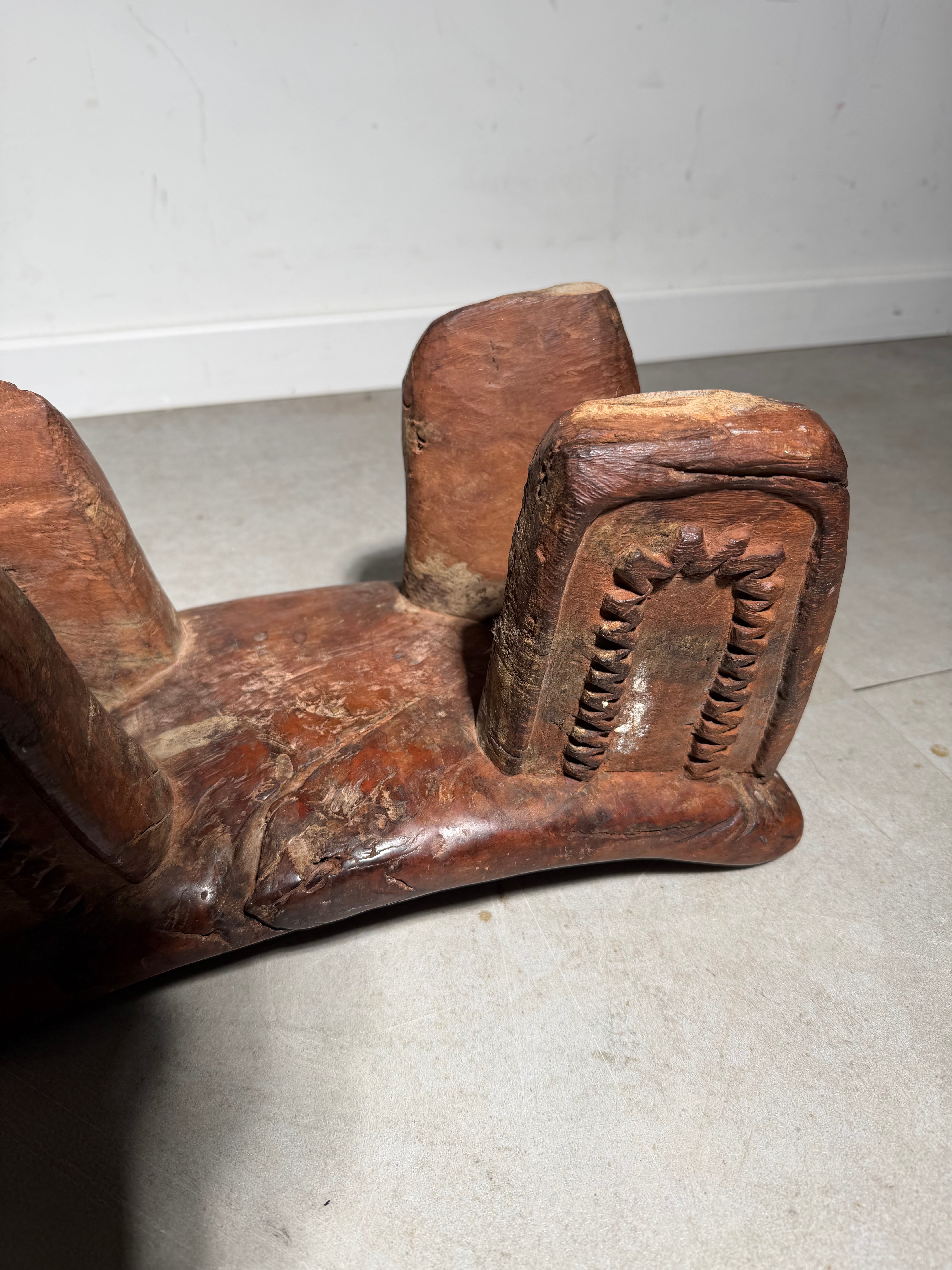 Tabouret en bois de style brutaliste tribal africain – sculpté à la main