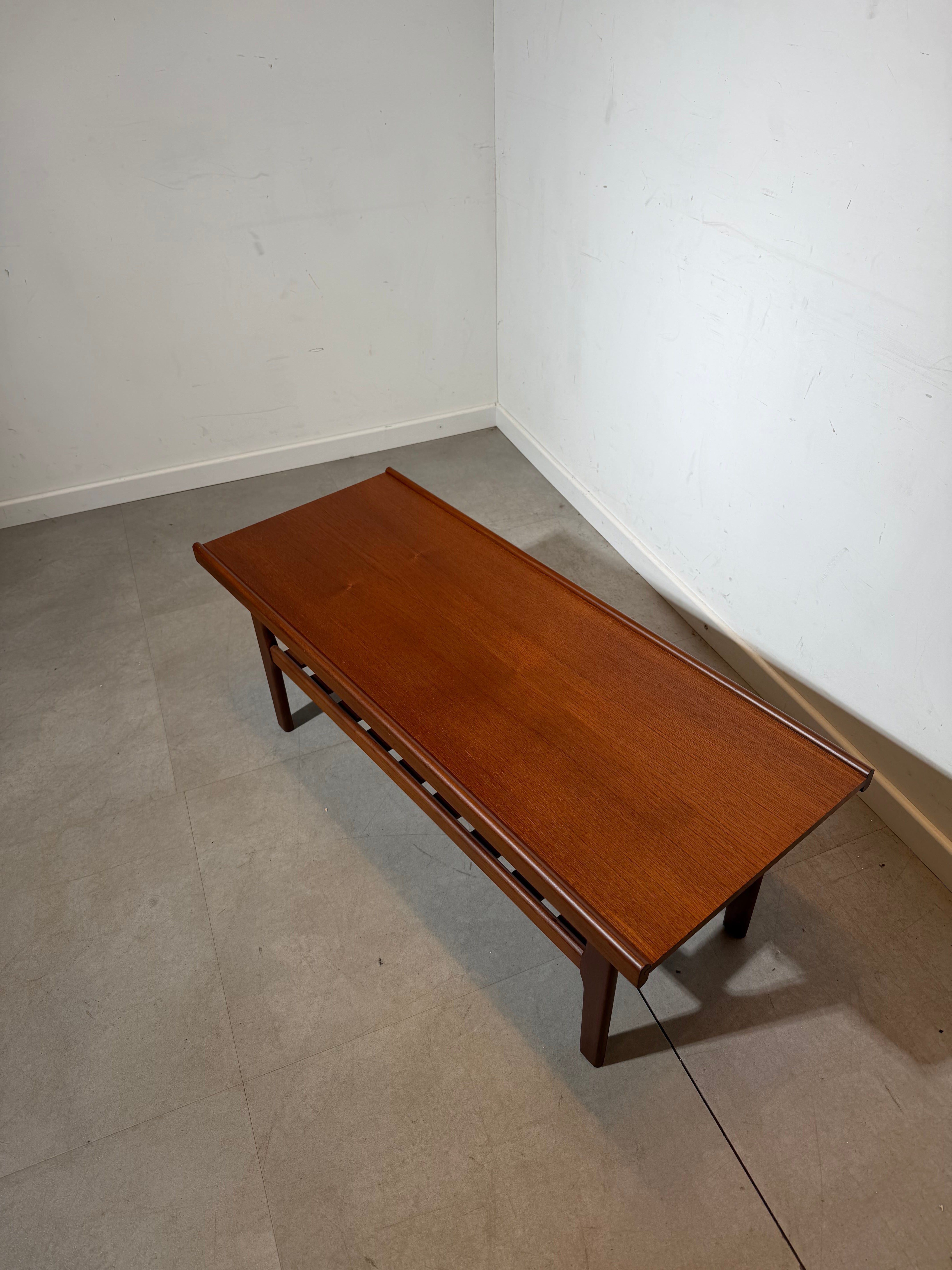 Danish Teak Coffee Table – Mid-Century Modern (1960s)
