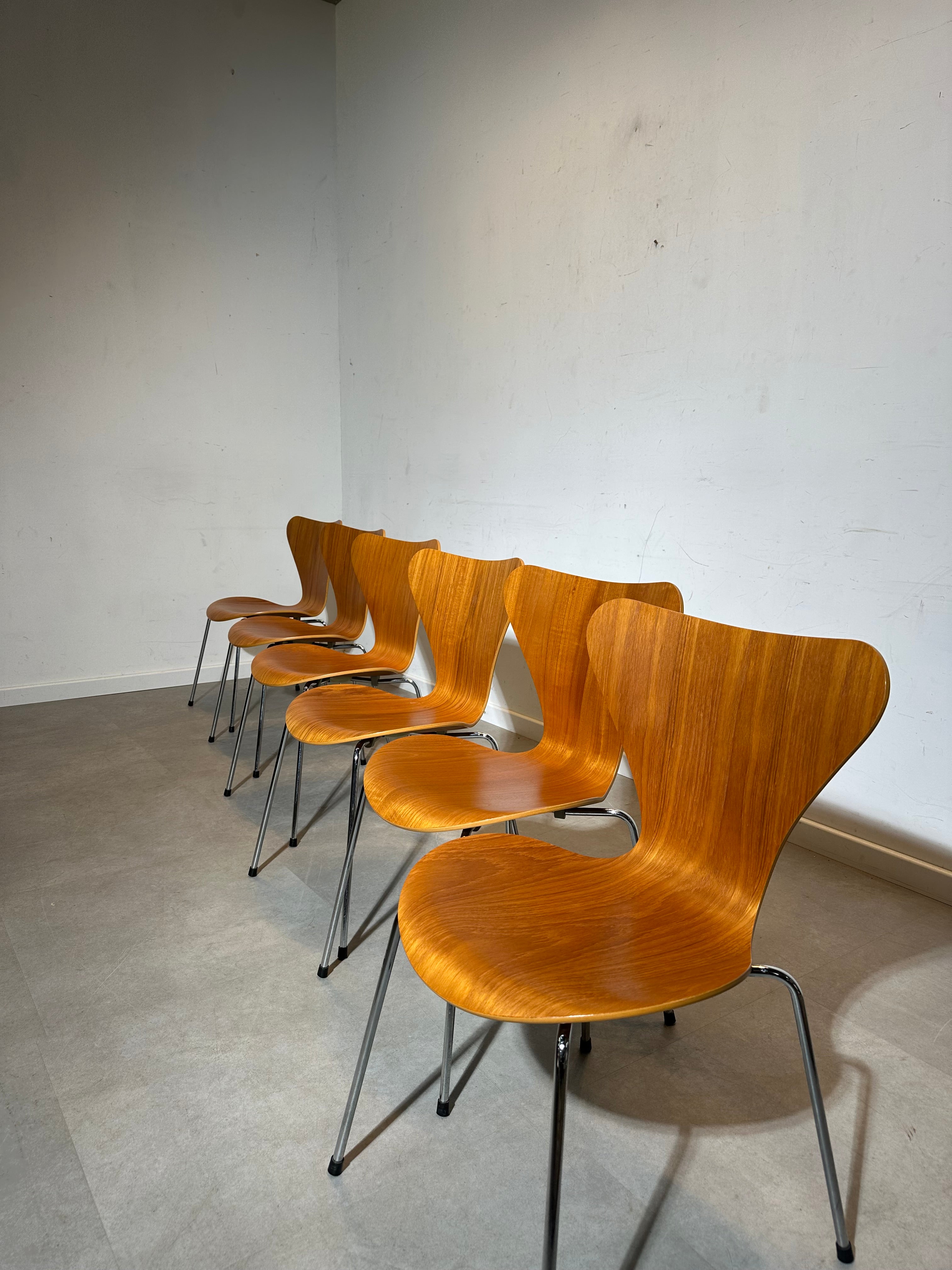 Fritz Hansen Series 7 Chairs – Set of 6 (1993 Edition) – Teak Veneer