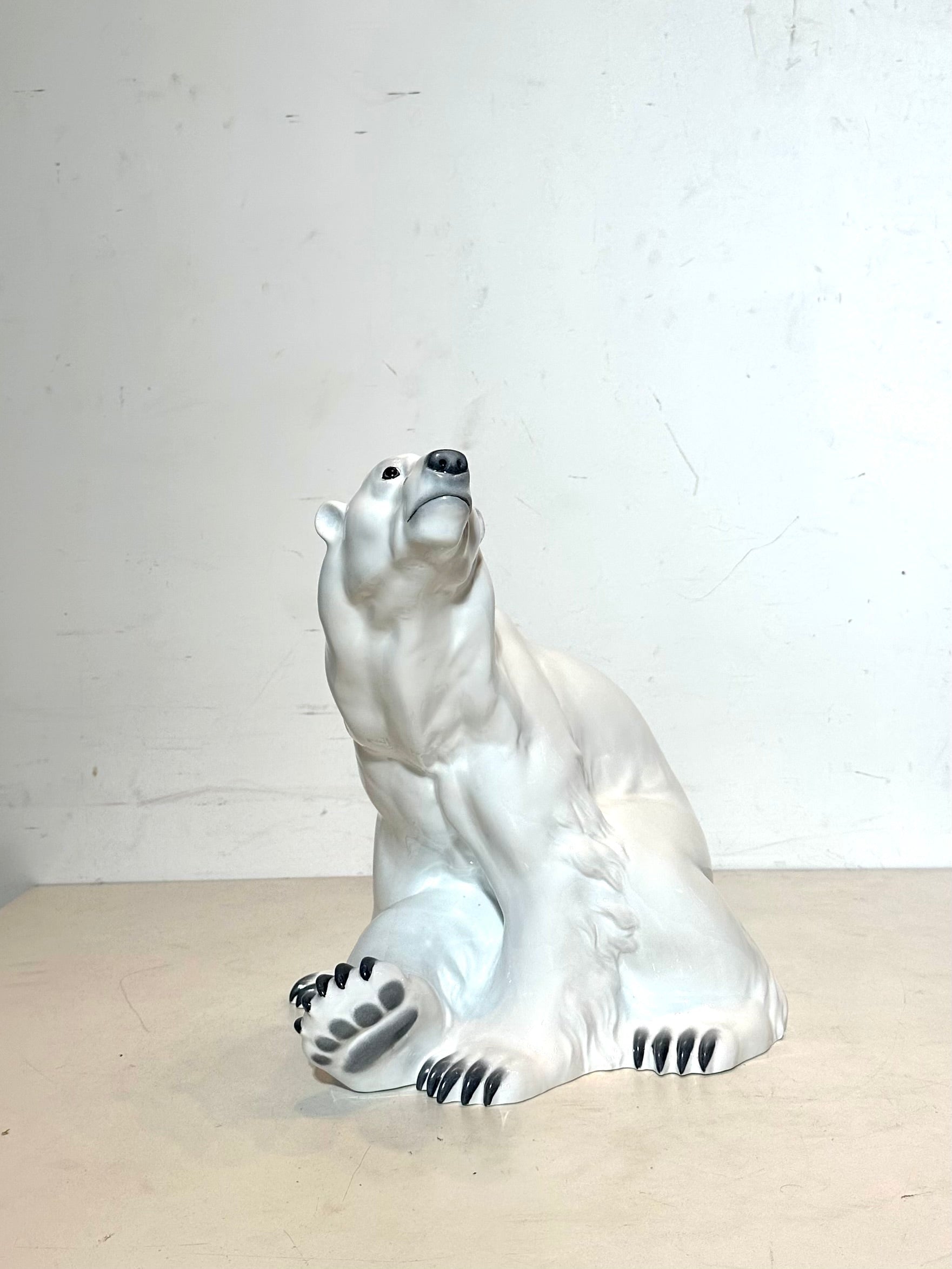 Sculpture d'ours polaire en porcelaine