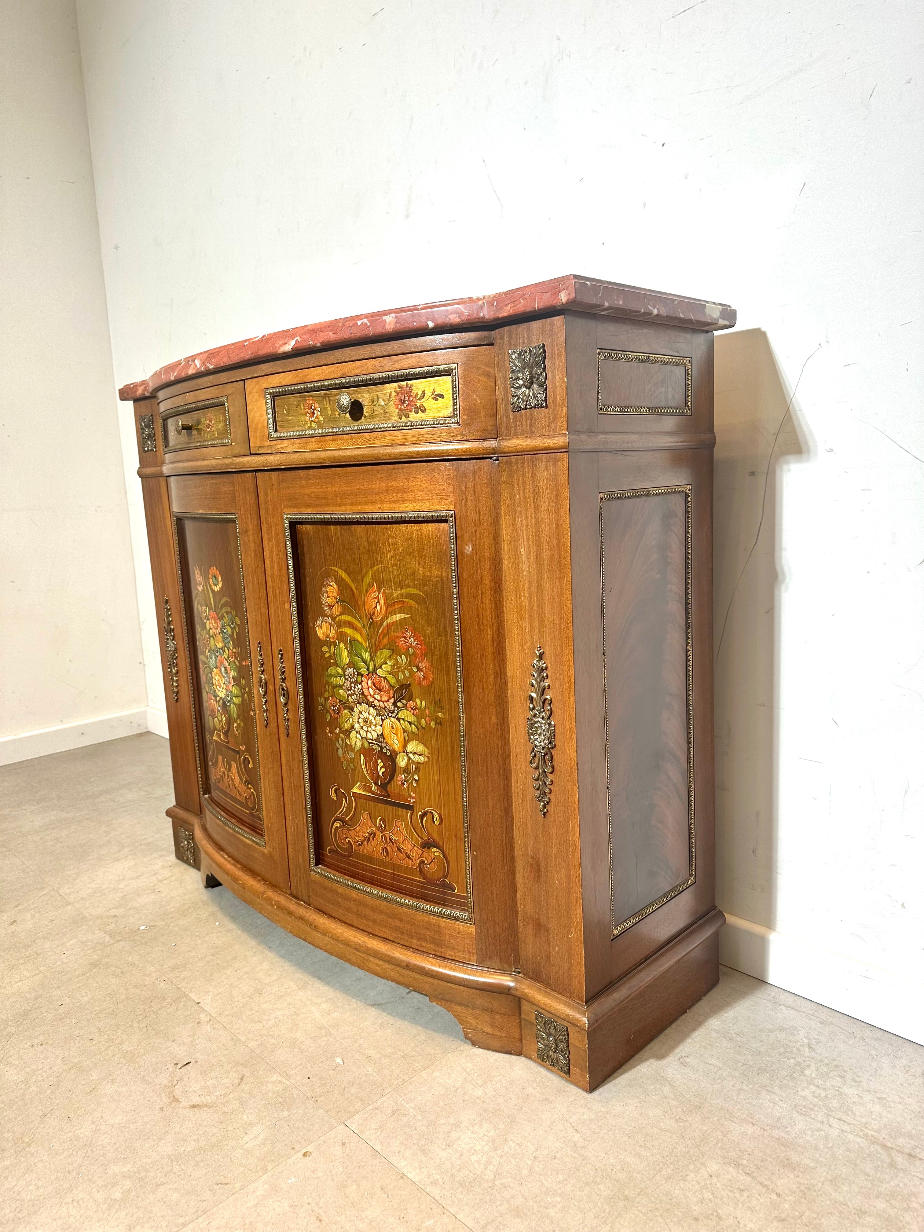 Armoire ancienne peinte à la main