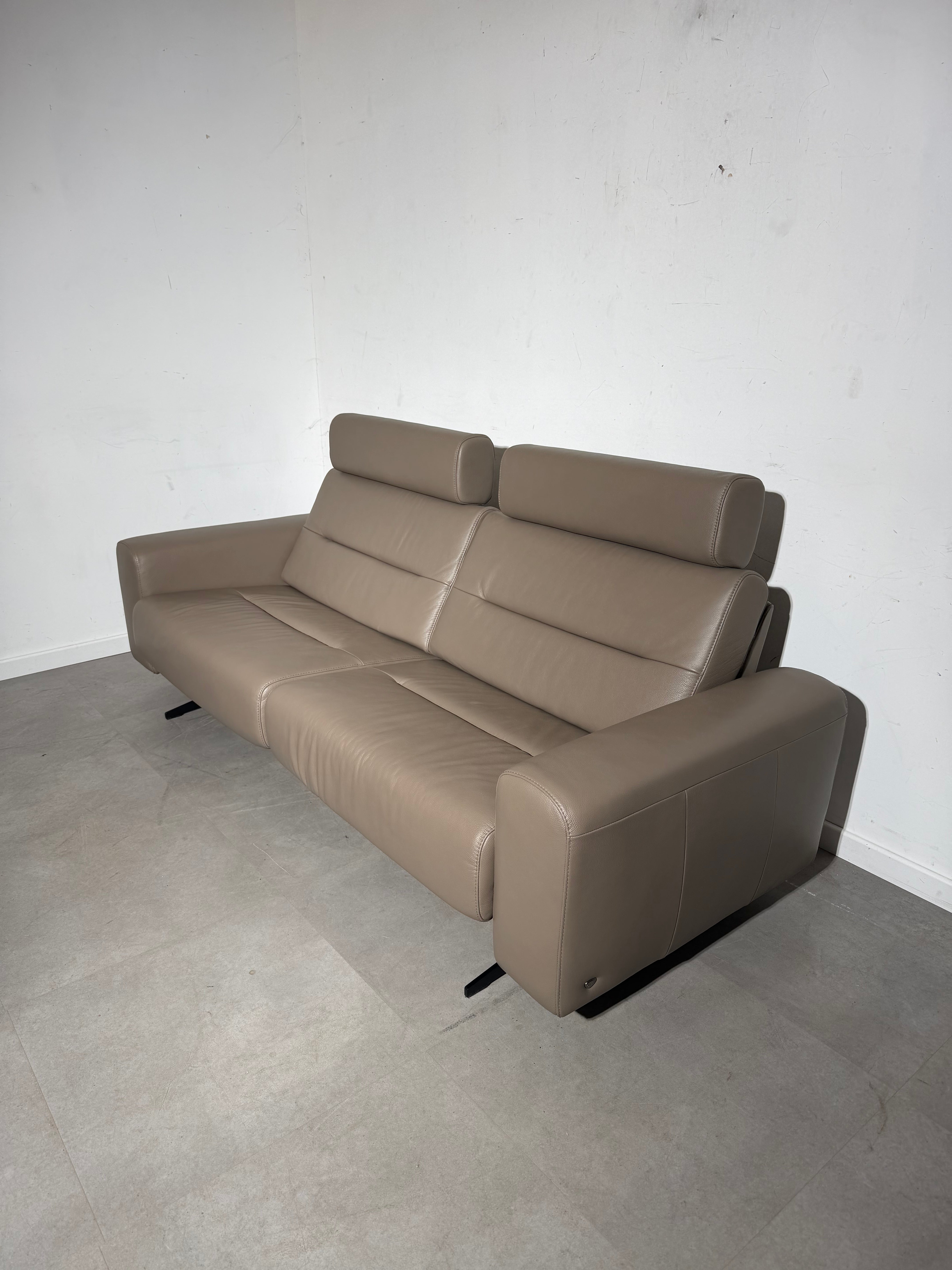 Stressless Stella 2,5-zitsbank – Taupekleurig leer