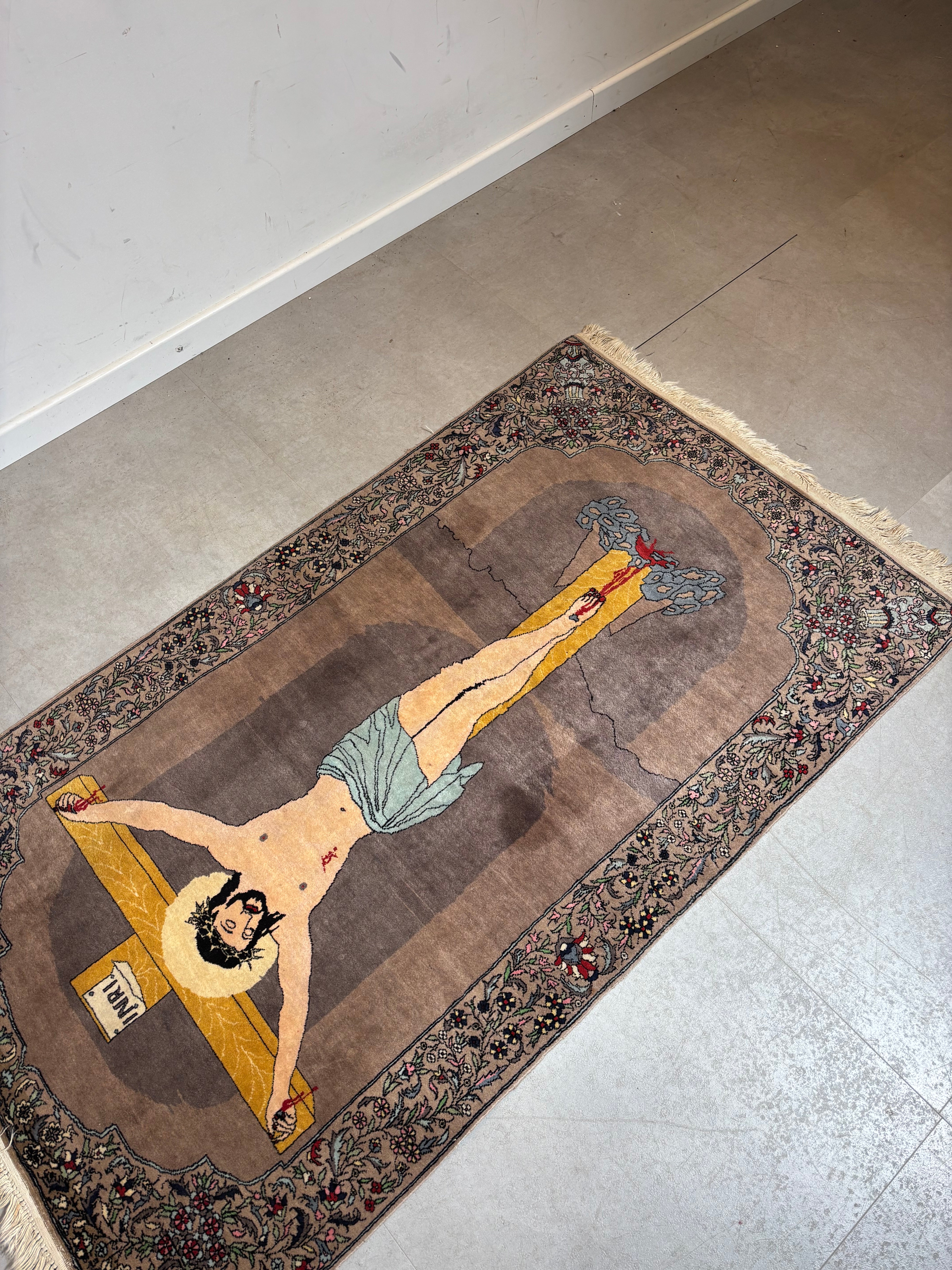 Tapis Tabriz semi-ancien à motifs représentant le Christ en croix